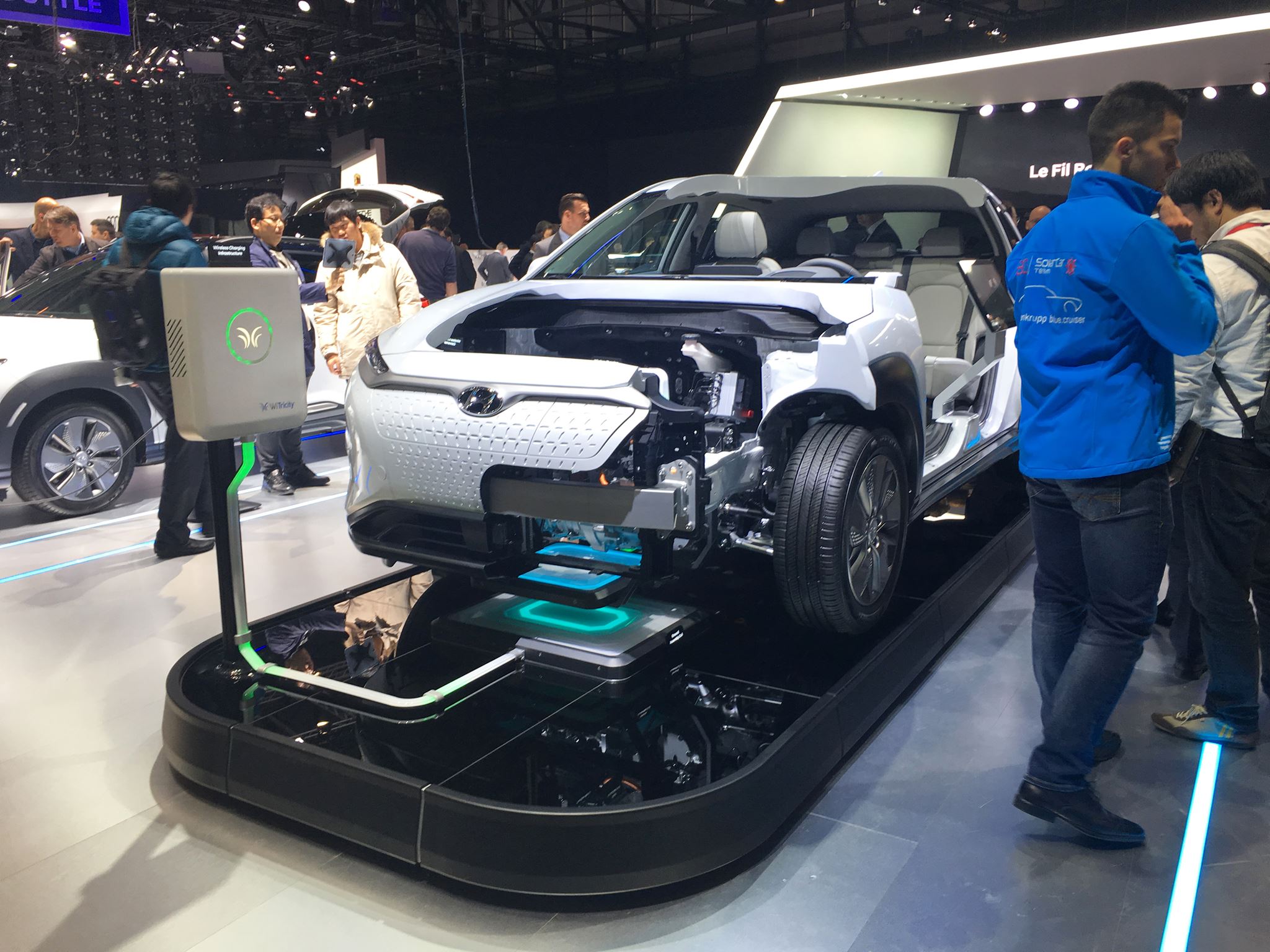 在電動車終將普及的未來，電動車和手機一樣也可以無線充電，並已悄悄掀起一場業界電力革命。（WiTricity臉書）