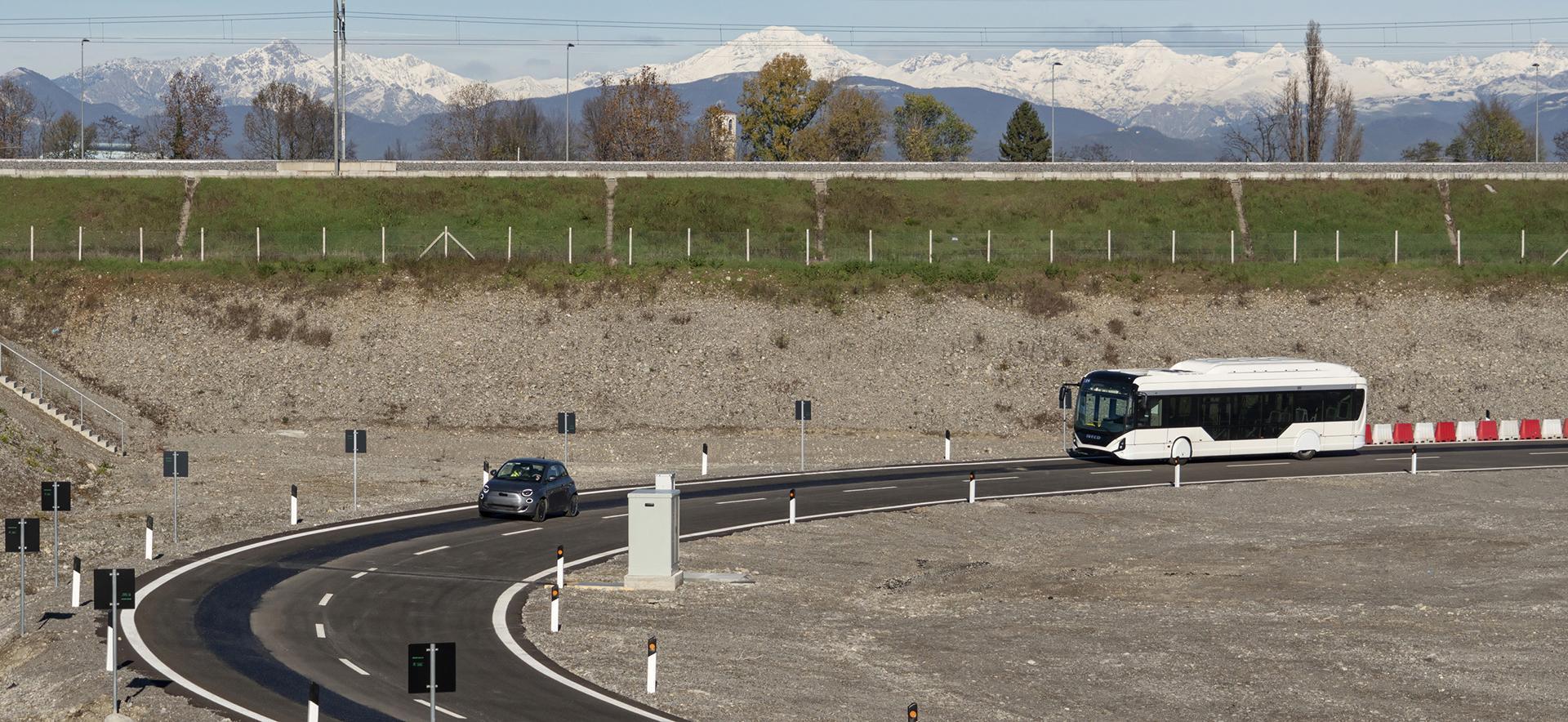 全球第四大車廠的Stellantis在義大利建置的無線充電公路,目前已進入第三階段測試。(STELLANTIS提供)