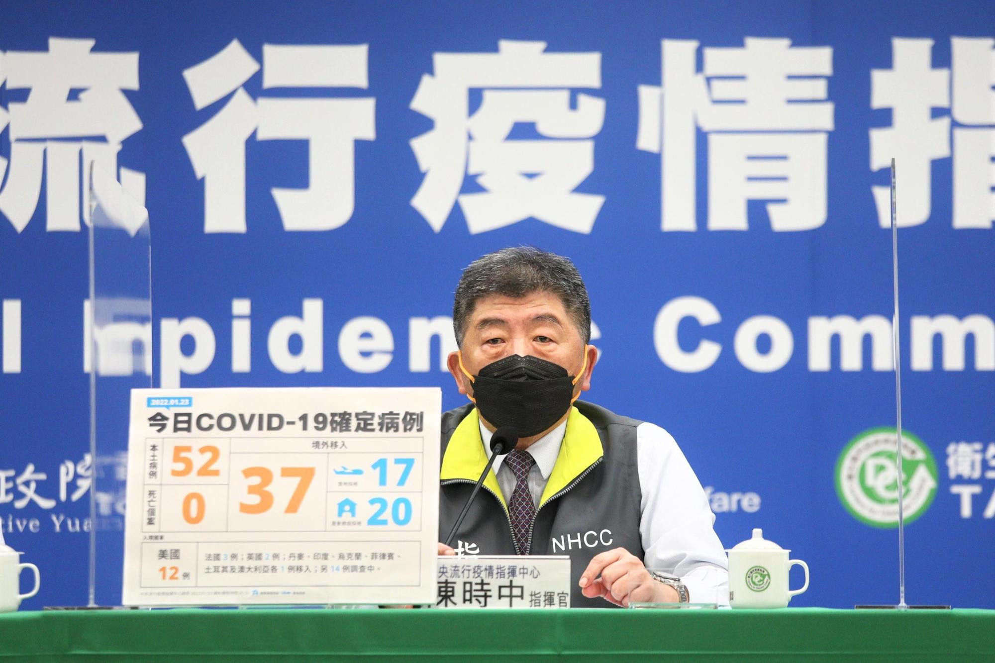 本土疫情持續延燒，已連續2天暴增超過50例確診個案，但指揮中心圖卡卻仍將重點放在境外移入，讓鄉民感到不解。（指揮中心提供）