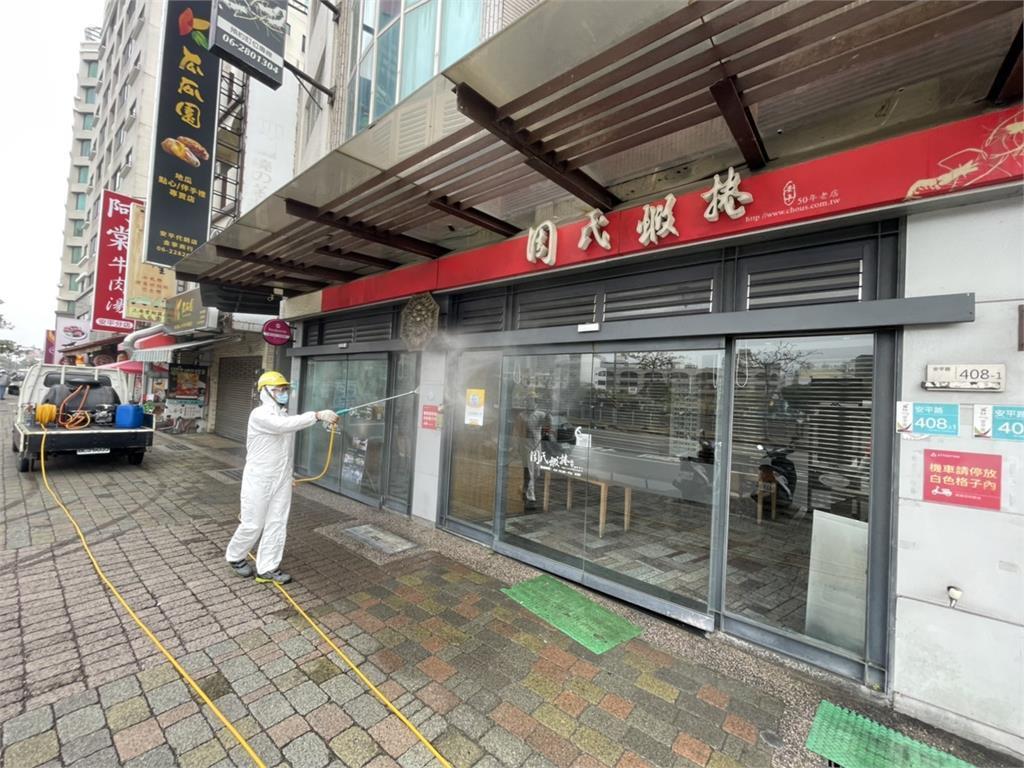 案18399曾到訪安平區周氏蝦捲台南總店,目前衛生局已派人完成消毒作業。(翻攝自周氏蝦捲臉書)
