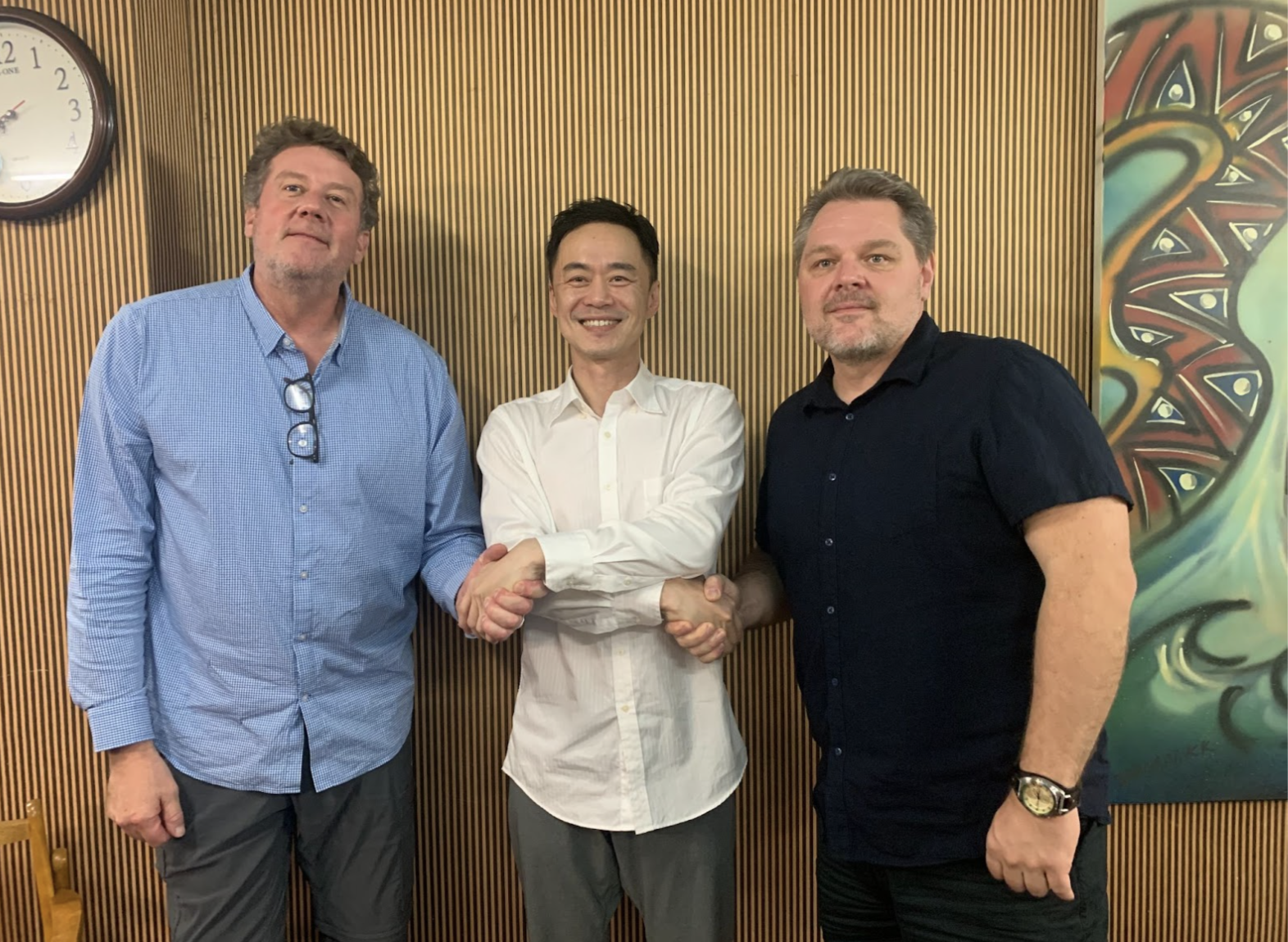 影一總經理張承中(中)事先安排《台北愛之船》製片克里斯多夫法斯(右)和馬提亞斯梅林豪斯(左)來台了解影視製作環境,順利推動此案。 (影一製作所提供)