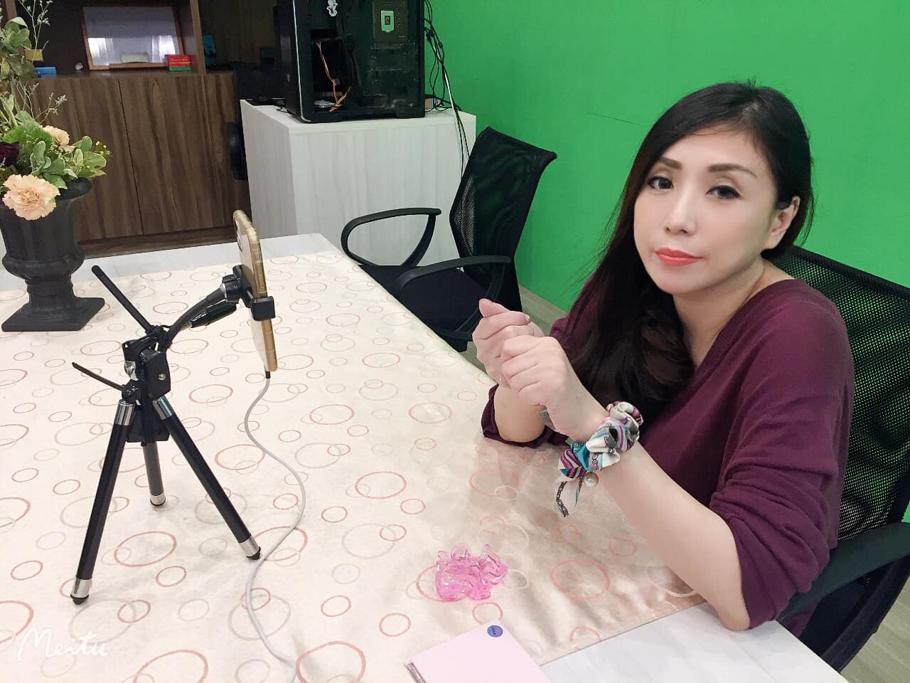 網紅直播主「鍾小羽」赴新竹用餐時，因質疑食材品質，和店家現場起口角。（翻攝鍾小羽Facebook）