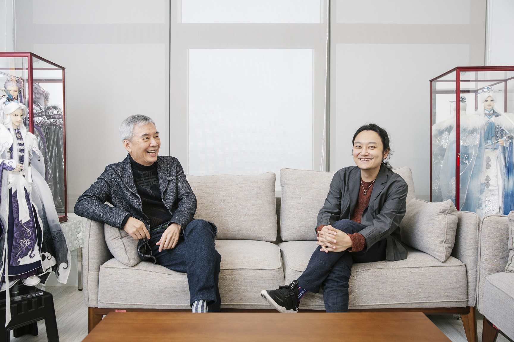 霹靂國際多媒體董事長黃強華（左）與總經理黃亮勛（右）既是父子、又是工作夥伴。