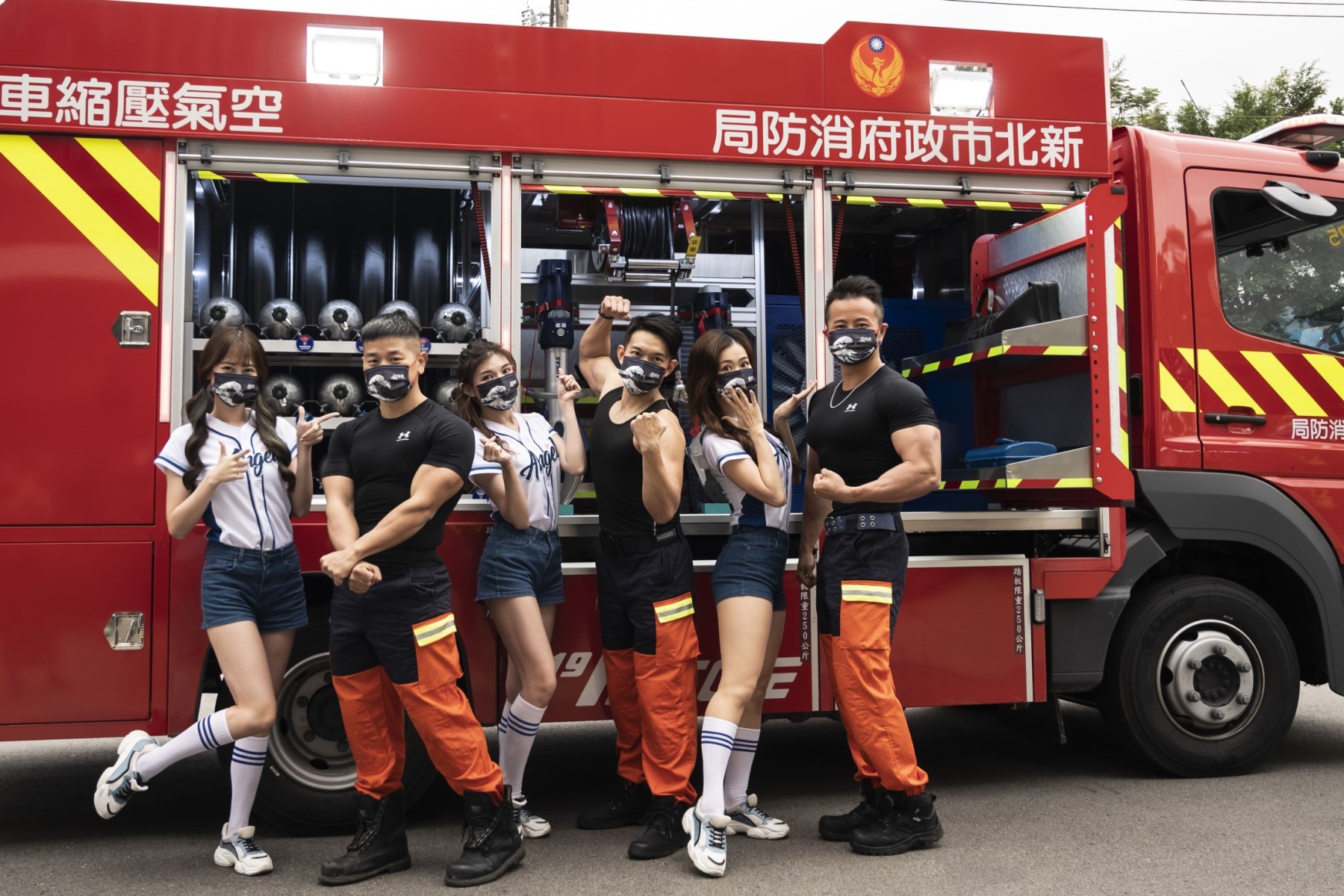 新北消防局特地安排拍攝新北消防形象月曆的劉家權、郭子賝、陳振瑋等三位明星消防員和Fubon Angels相見歡，親自示範急救和救火技巧，透過直播節目增進民眾防災知識。