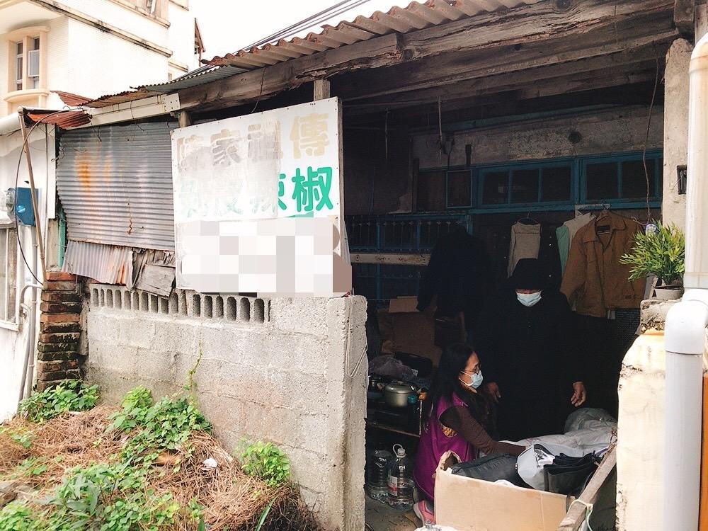 花蓮老家訪視與提供物資,協助住在騎樓下的徐爺爺度過寒冬。(頂新和德文教基金會提供)