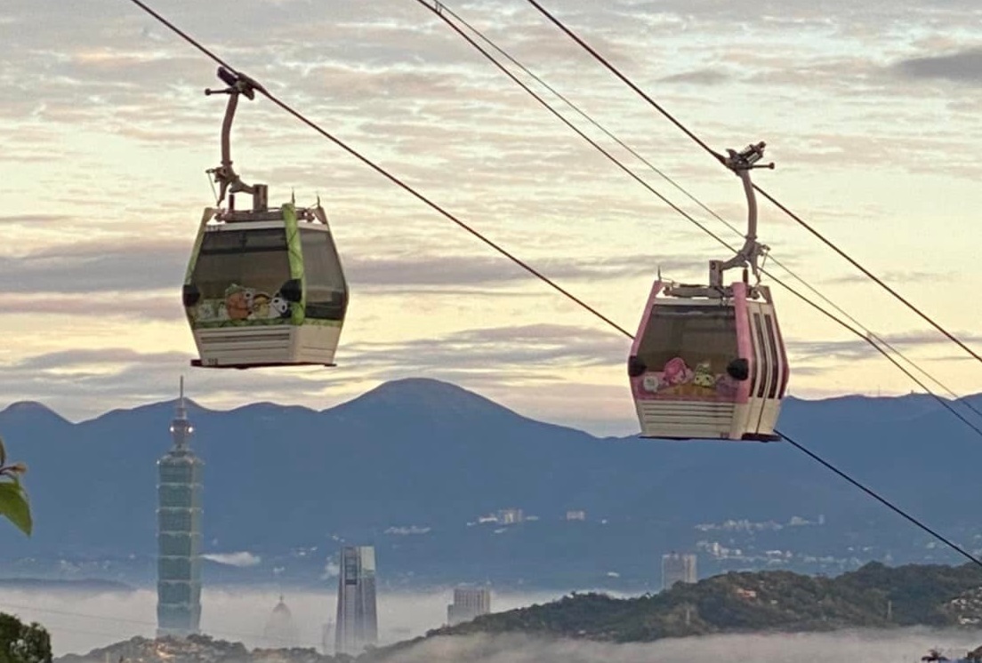 大年初一至初三搭貓纜走春，有機會巧遇財神爺發放糖果或應景招財禮。（翻攝自台北捷運 Metro Taipei臉書）