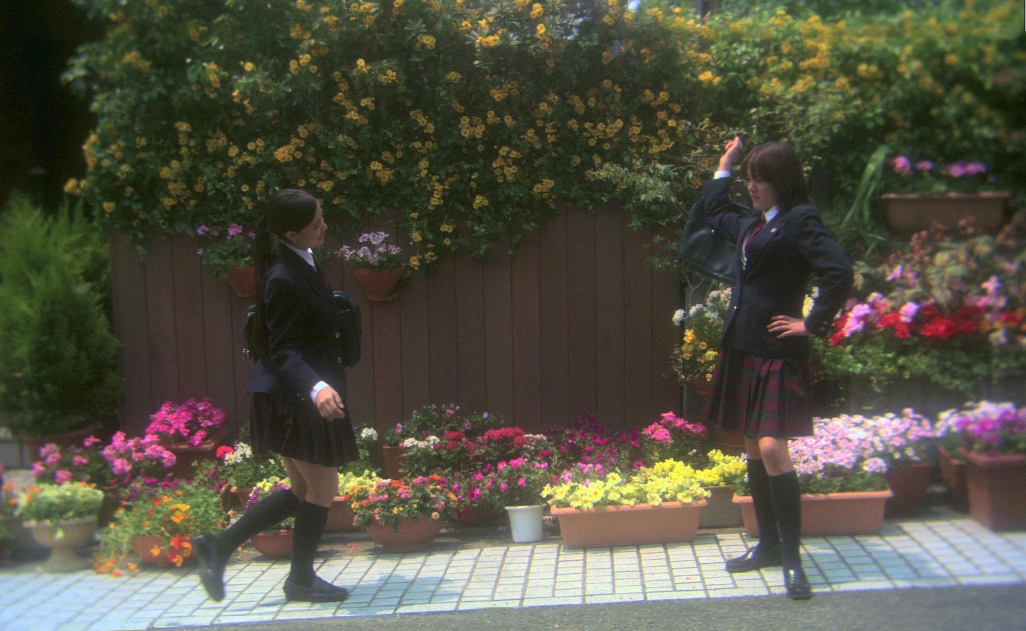 年紀相仿的蒼井優(左)和鈴木杏當年在拍攝現場玩得不亦樂乎,讓導演乾脆捕捉漏網鏡頭放入正片中。(光年映畫提供)