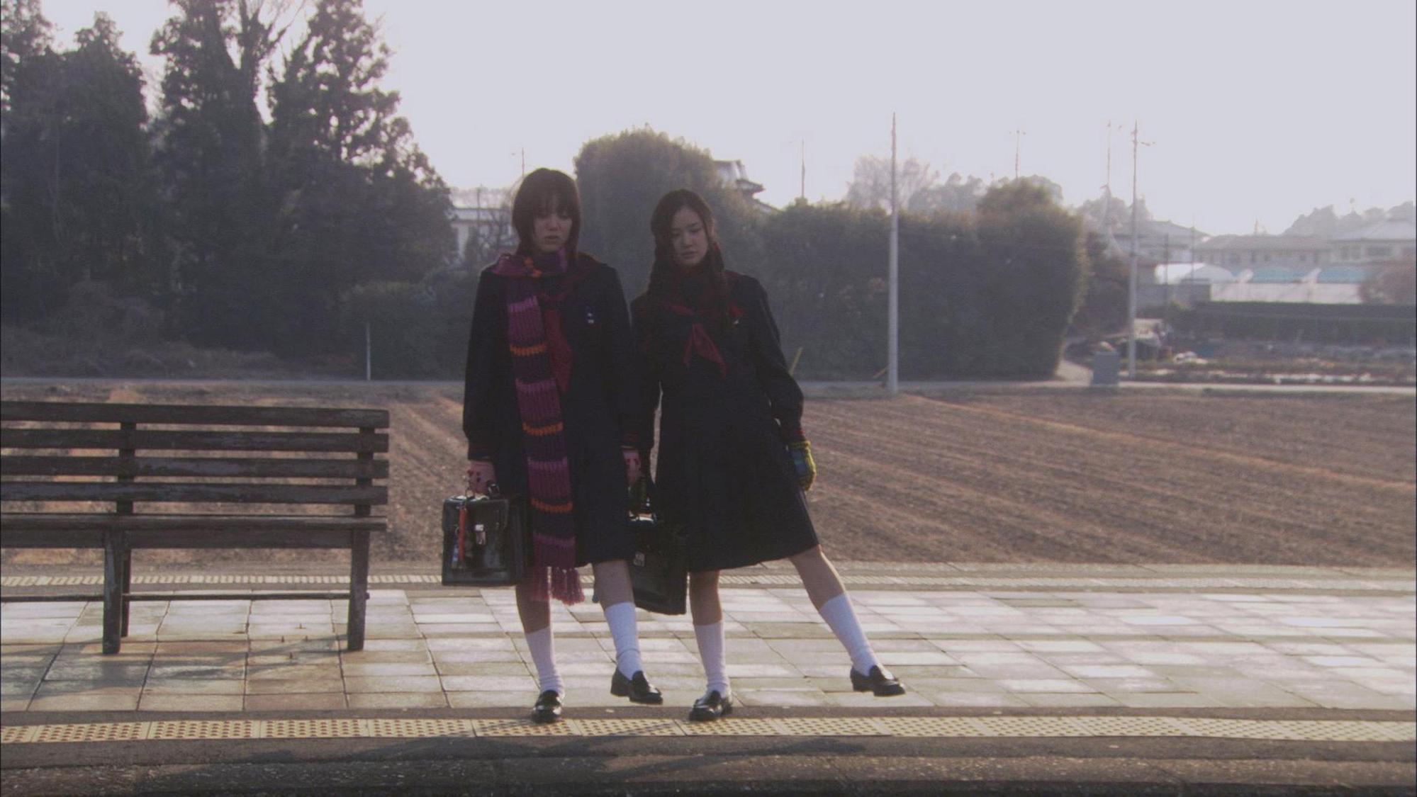由鈴木杏(左)與蒼井優主演的《花與愛麗絲》是名導岩井俊二2004年推出的作品,深獲影迷喜愛。(光年映畫提供)
