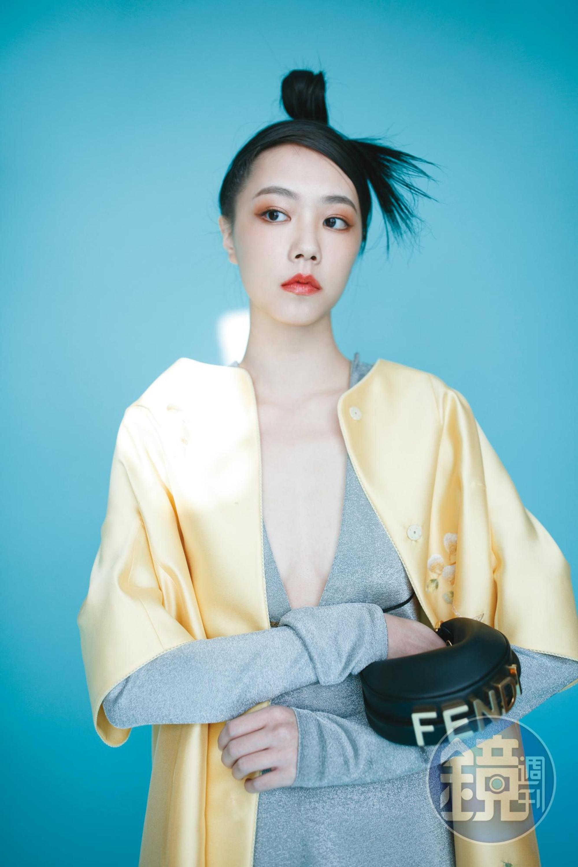 絲棉混紡手工刺繡縫珠大衣，價格店洽 by 夏姿．陳SHIATZY CHEN；銀色洋裝，價格店洽 by LOEWE；黑色迷你Fendigraphy包款，NT$38,500 by FENDI。
