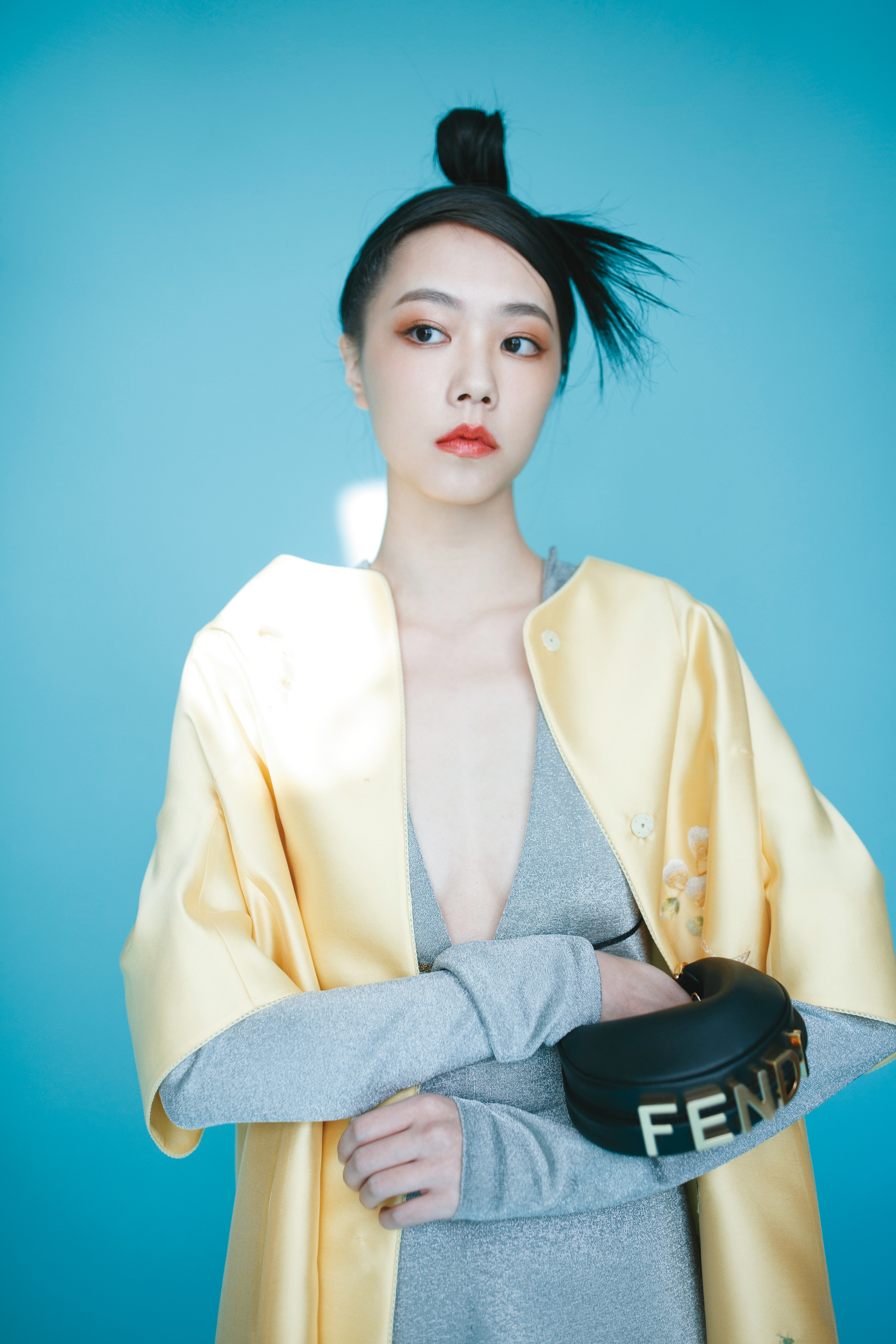 絲棉混紡手工刺繡縫珠大衣，價格店洽 by 夏姿．陳SHIATZY CHEN；銀色洋裝，價格店洽 by LOEWE；黑色迷你Fendigraphy包款，NT$38,500 by FENDI。