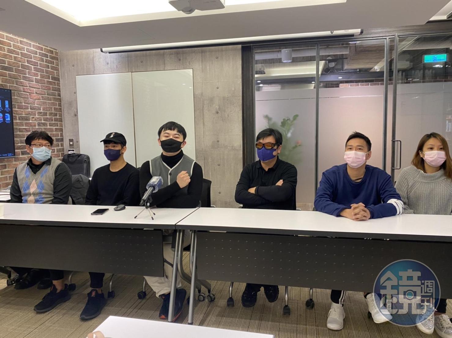 知名經紀人陳孝志(左3)昨偕同7名受害者召開記者會,指控朱長生與同夥林智宏詐騙。(讀者提供)