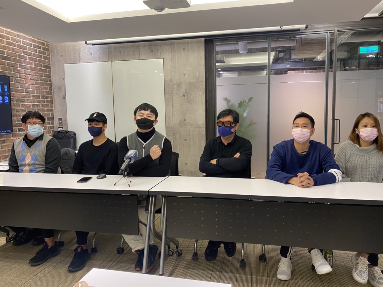 知名經紀人陳孝志（左3）昨偕同7名受害者召開記者會，指控朱長生與同夥林智宏詐騙。（讀者提供）