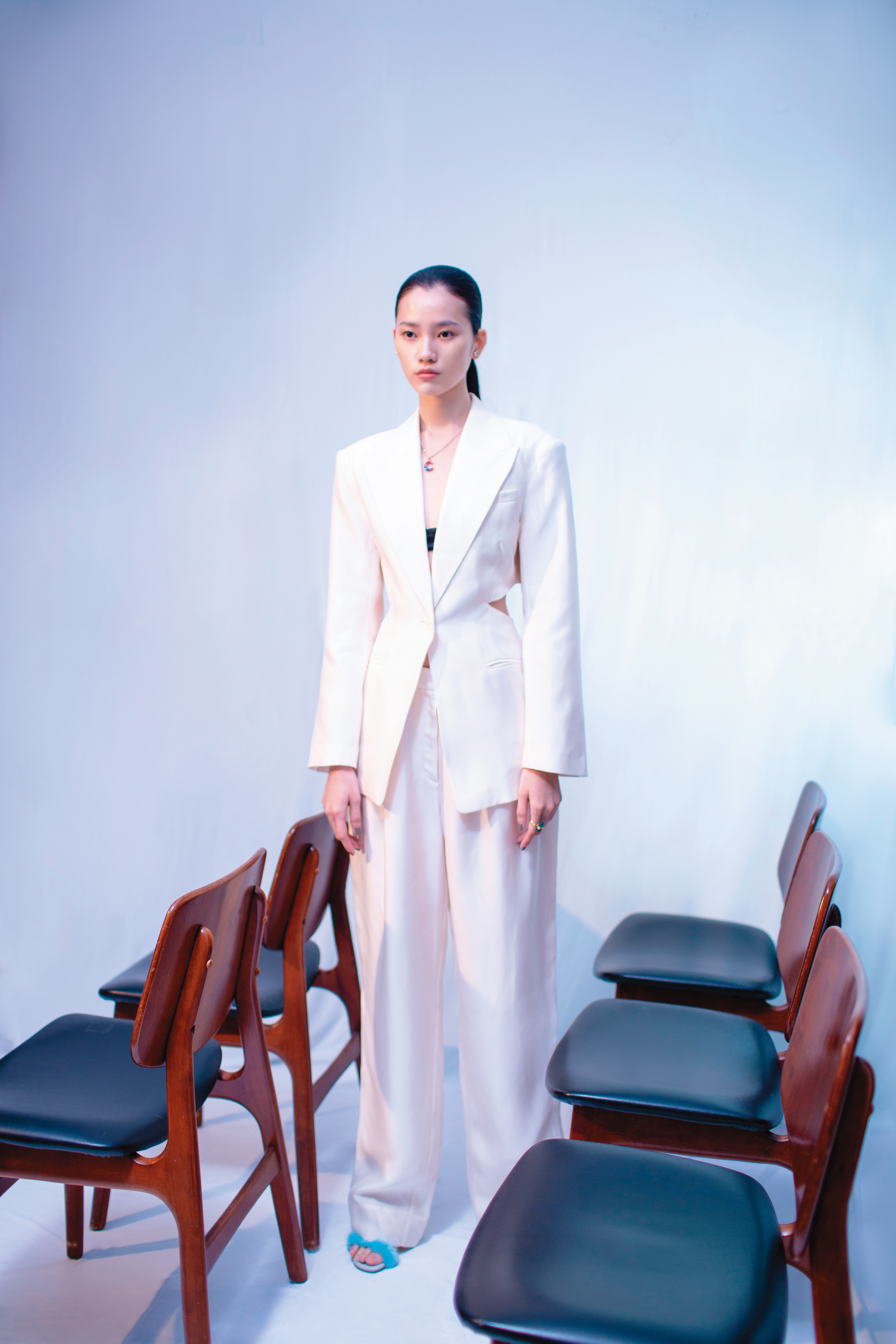 白色切割西裝外套，NT$4,999 by H&M；黑色bra，價格店洽 by SAINT LAURENT；白色西裝褲，NT$3,499 by H&M；彩色皮草露趾高跟鞋，價格店洽 by FENDI；C字項鍊，NT$15,800 by Chloé Lucent戒指，NT$7,450 by SWAROVSKI。