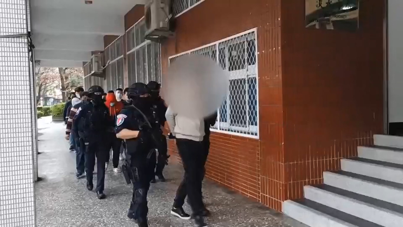 警方逮捕7名嫌犯送辦。(翻攝畫面)