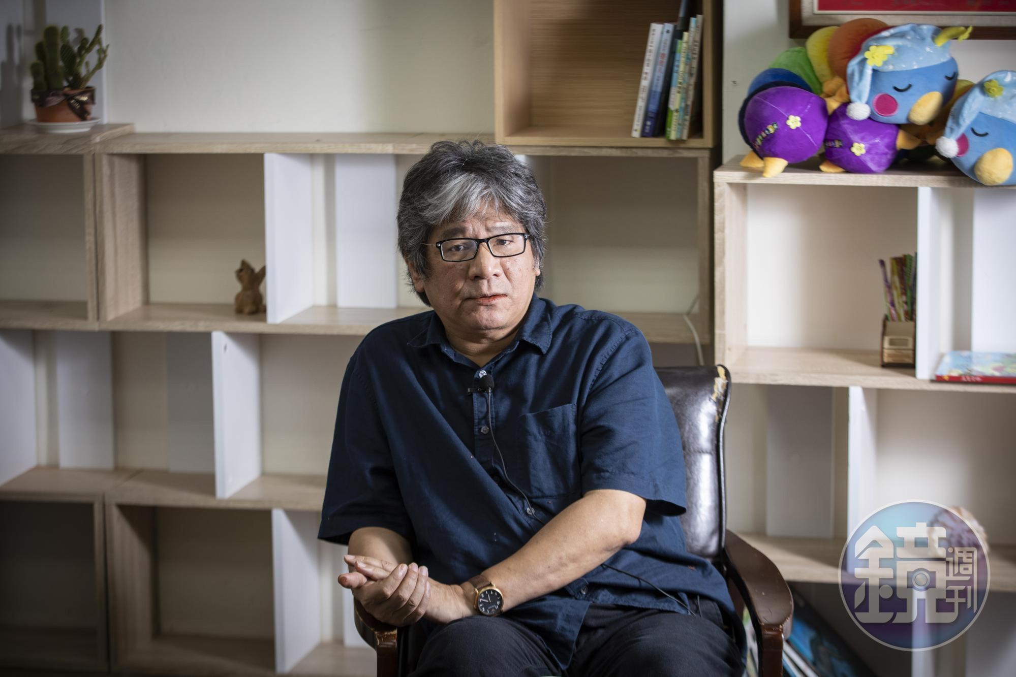 李永豐今年滿60歲,卸下紙風車文教基金會執行長職務的他形容自己「積勞成疾、功成身退」,放下行政事務回歸創作。