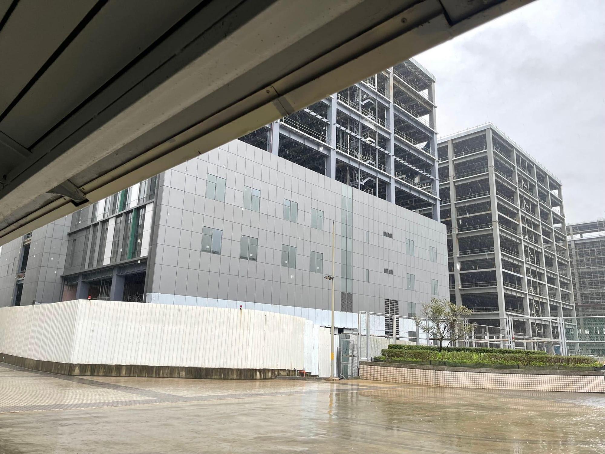 遠雄自貿港區發生移工群聚感染的情況,目前園區內32個單位已全面停工進行居隔、採檢。(翻攝自王必勝臉書)
