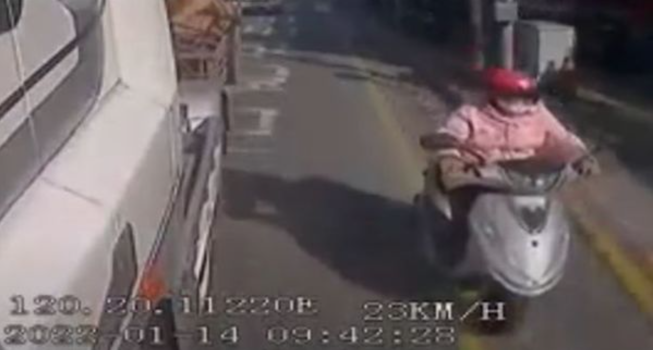 女子與砂石車並行,險象環生。(翻攝爆料公社)