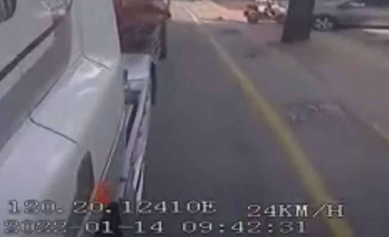 女子為閃避砂石車不斷往右靠，最終先陷入一旁的水溝蓋，再撞上轎車。（翻攝爆料公社）