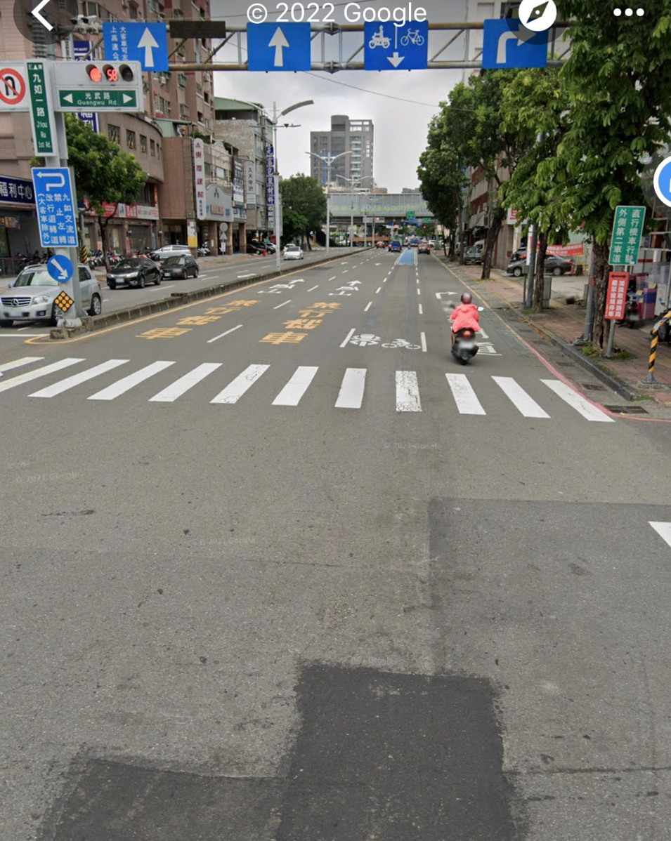 女騎士行駛的道路在過一個路口後，突然變成右轉車道。（翻攝Google Map）