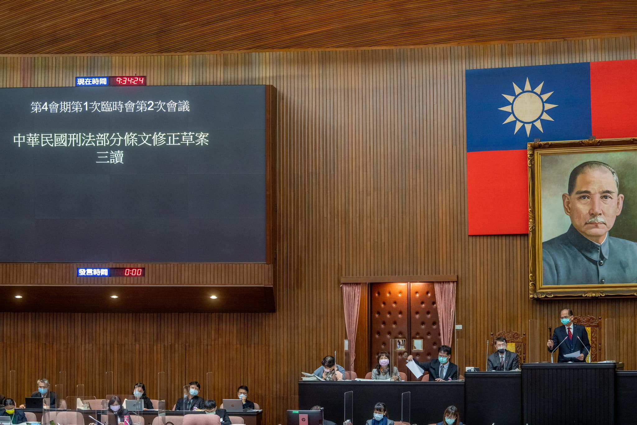 立院24日三讀通過酒駕相關罰則修正法案，國民黨主席朱立倫批民進黨政府打假球。（翻攝自游錫堃臉書）