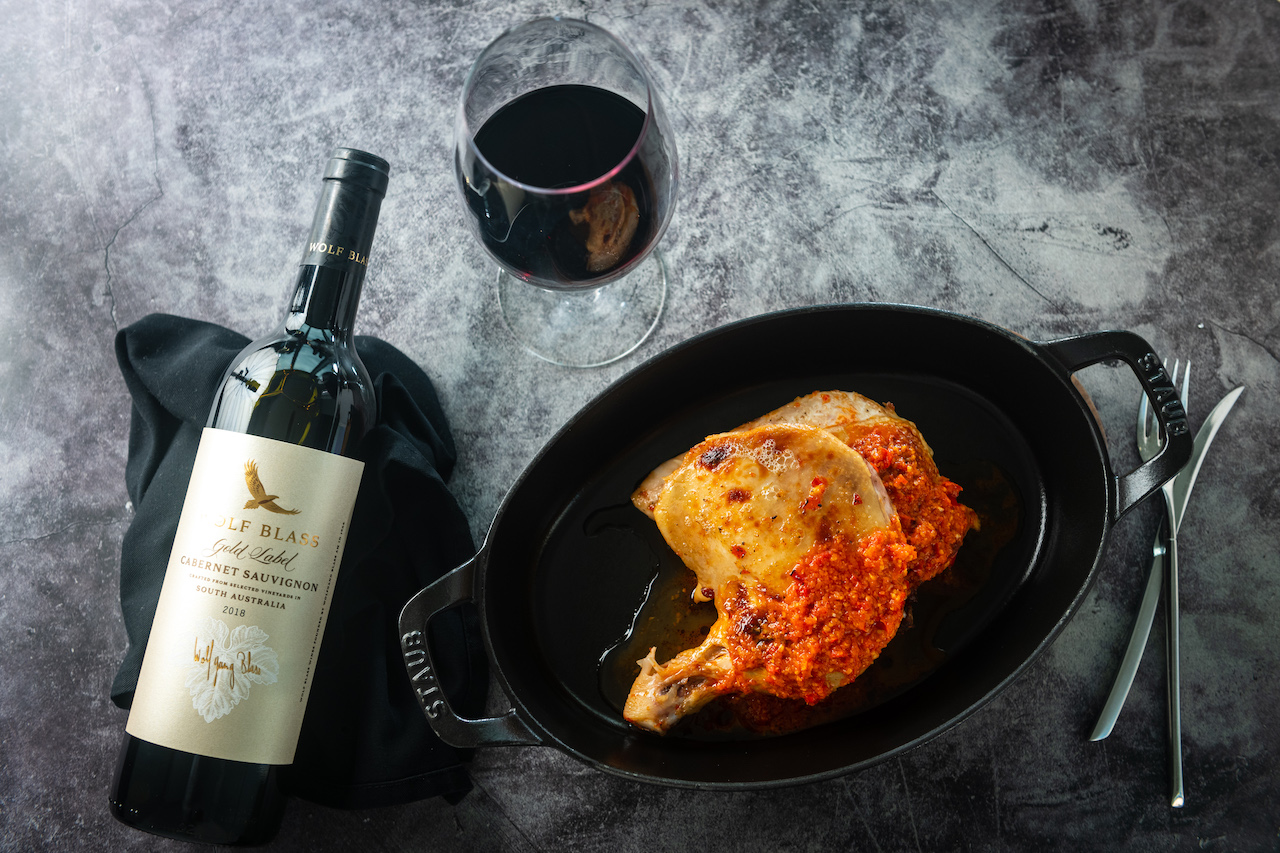 團圓餐桌必備厚實飽滿型的白酒及單寧圓潤型的紅酒，豐美帶重量感的酒體最能駕馭華麗年菜。