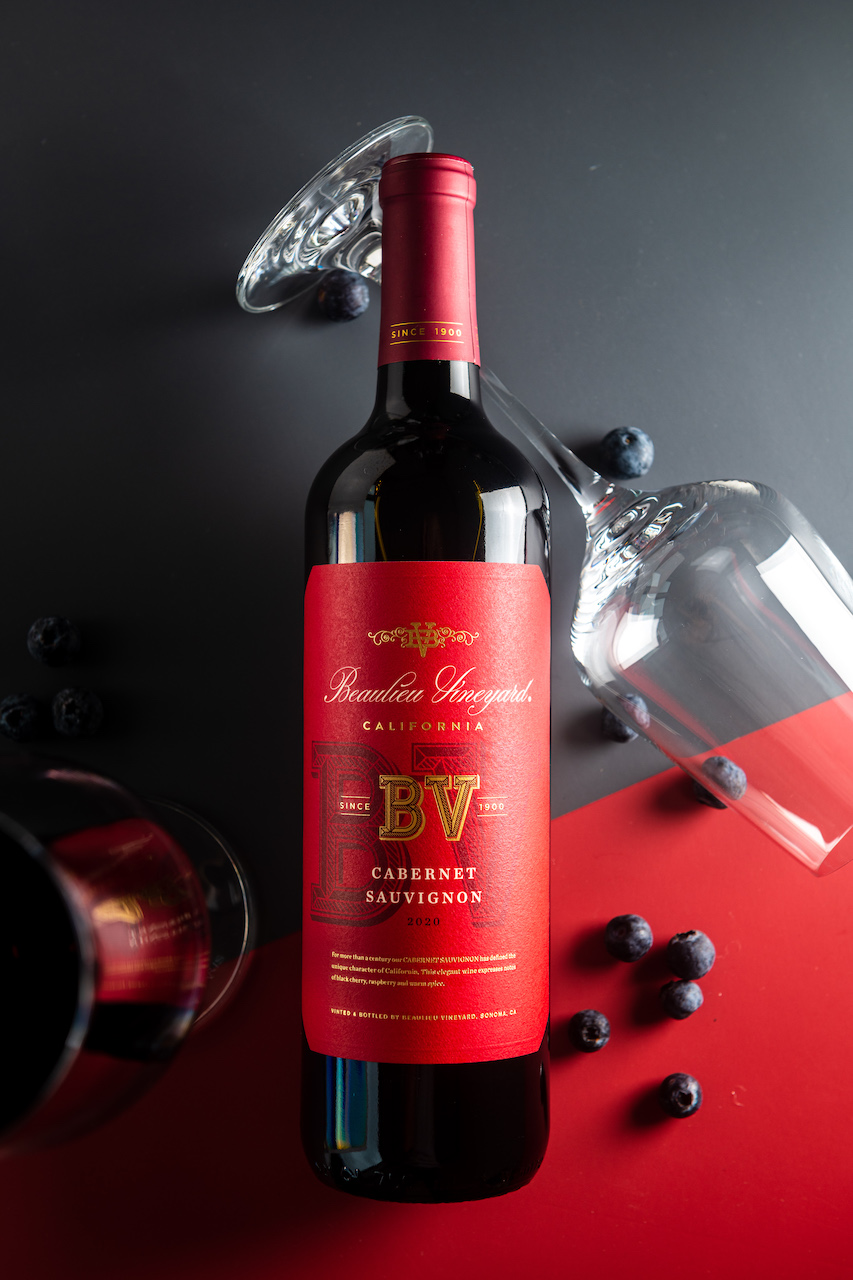 單寧感適度的「美麗莊園 加州卡本內紅葡萄酒」,酒中的香料氣息為牛頰派增添風味。(850元/瓶)