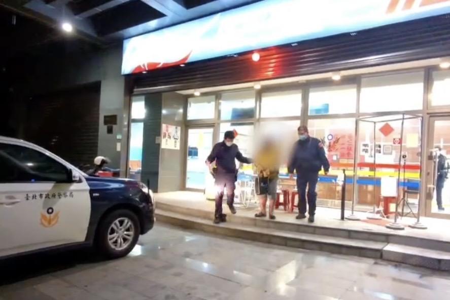警方依公共危險罪移送李男。(警方提供)