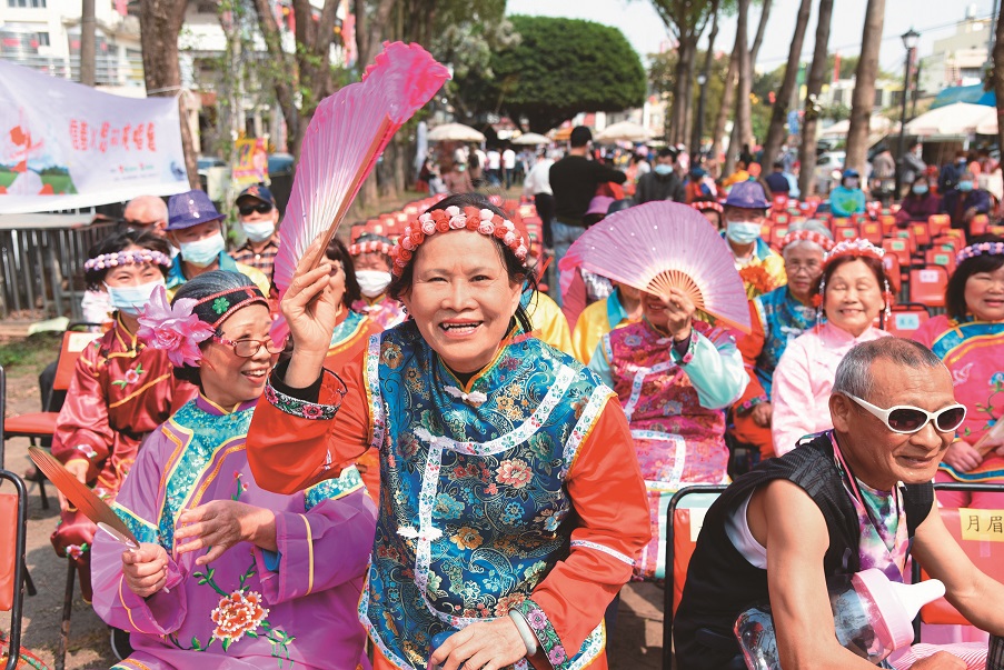 「恁的演唱會-新港場」新港鄉老人會在村民舞台帶來精彩表演。（信義房屋提供）