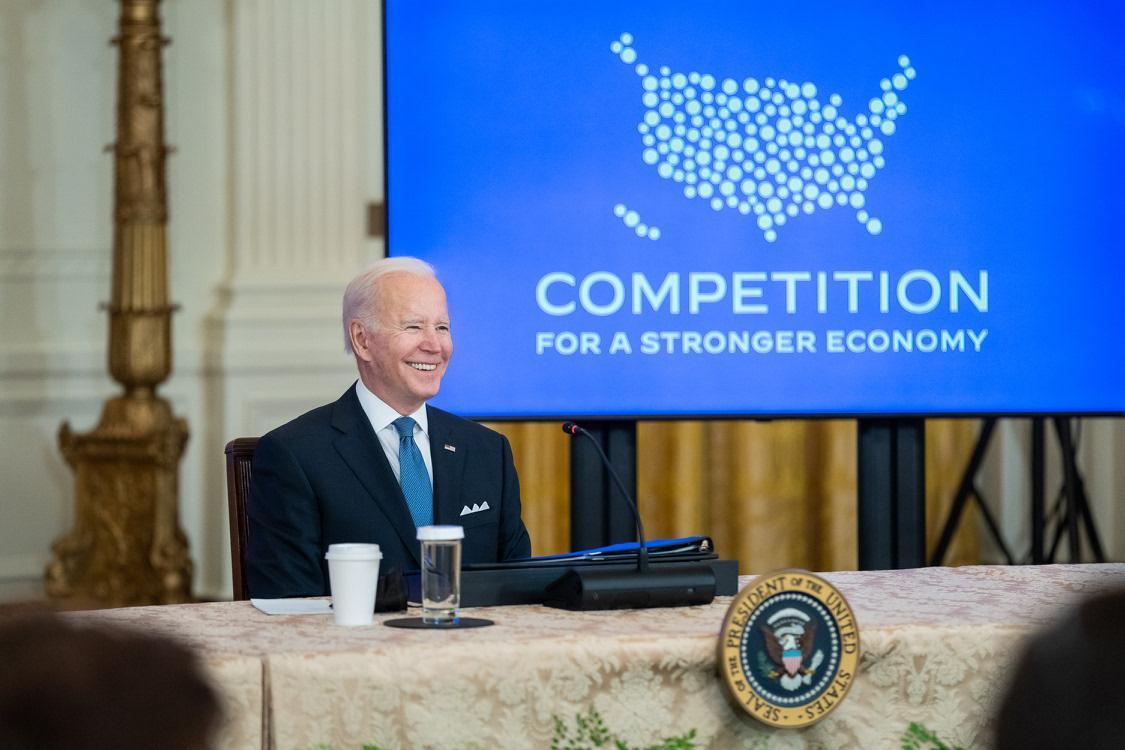 美國總統拜登疑似忘記麥克風還有收音,竟脫口說出「What a stupid son of a bitch.」。(翻攝自拜登推特)