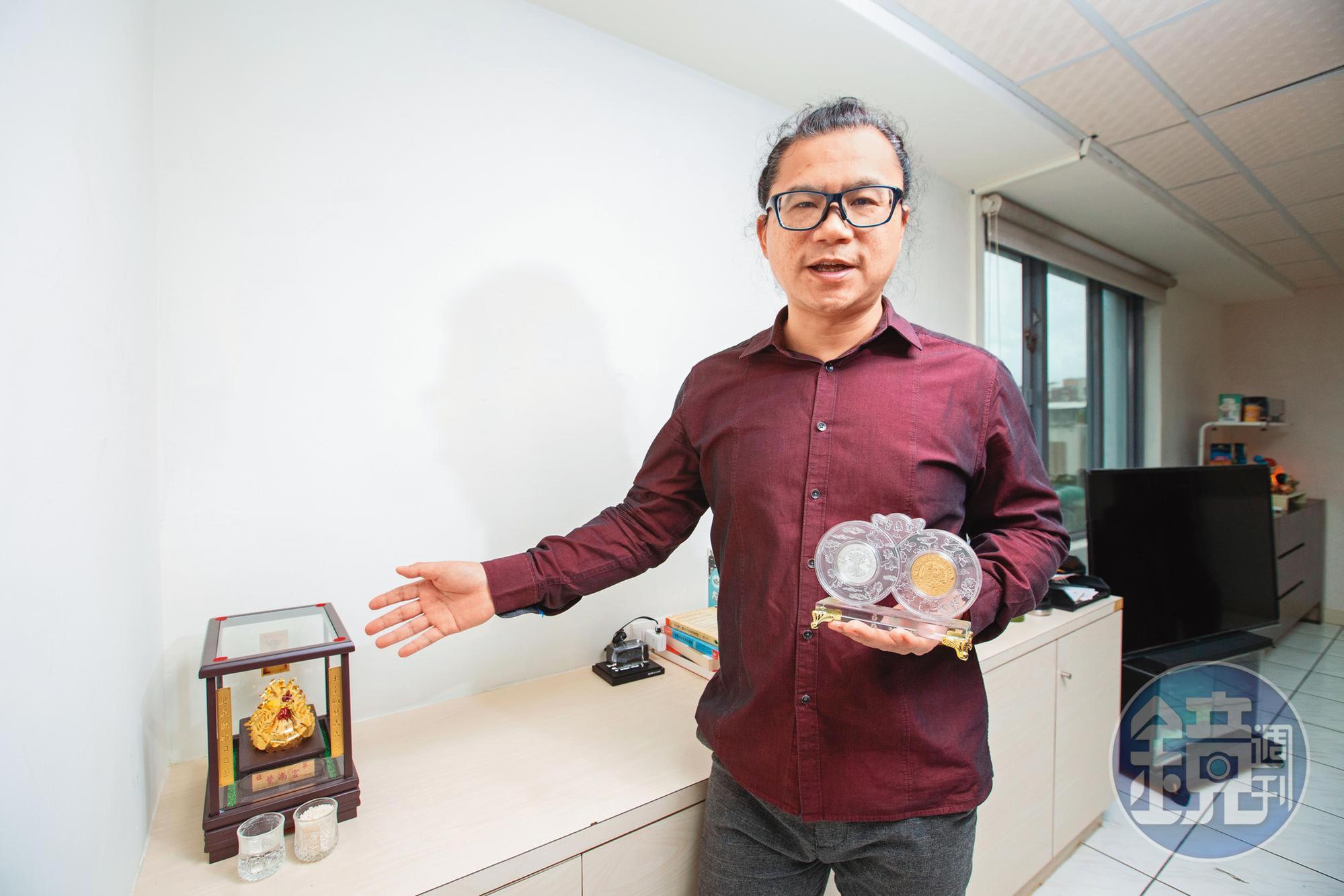 謝晨彥2020年與紫南宮結緣，在鼠幣與金雞加持下，在台事業闖出一片天。