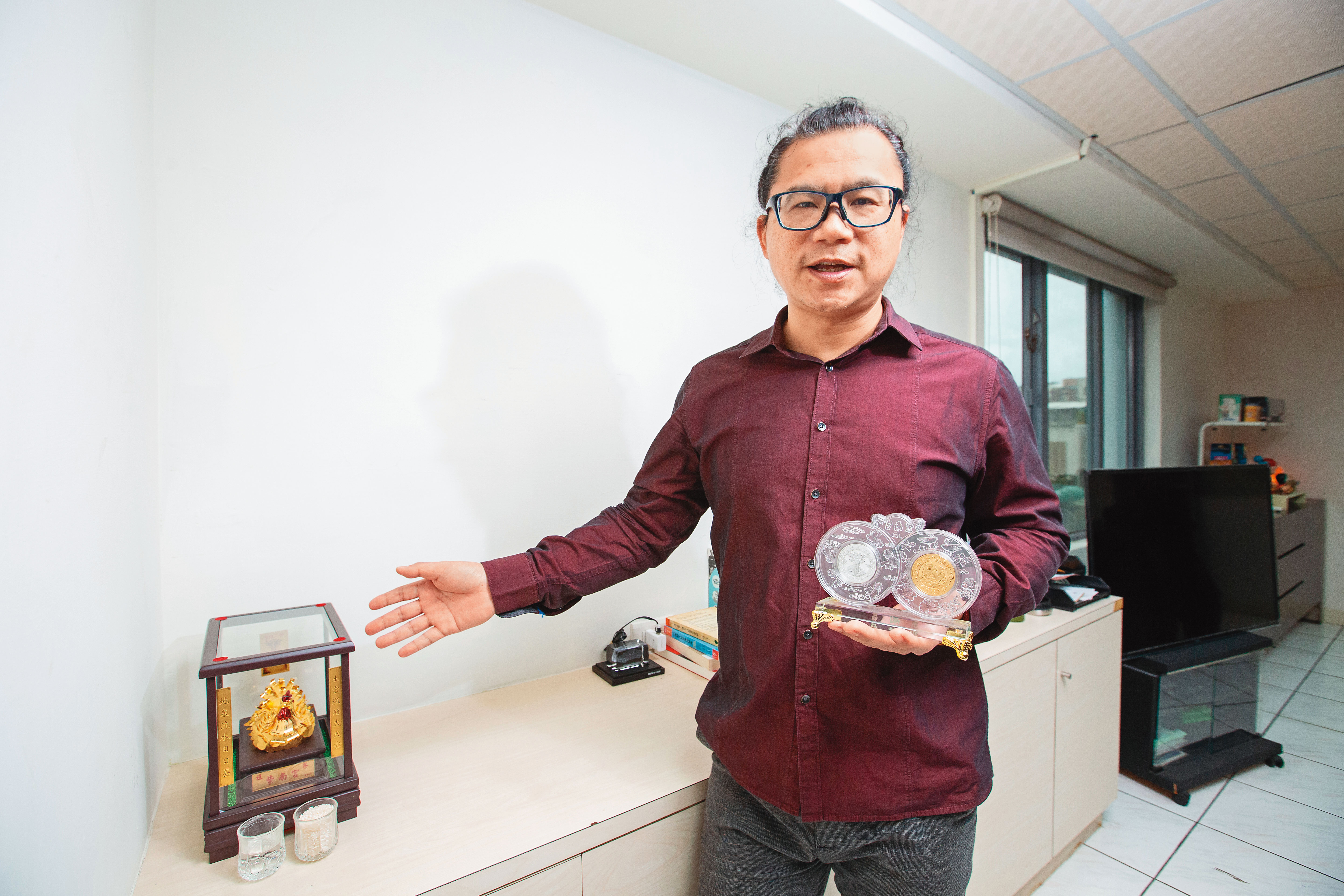謝晨彥2020年與紫南宮結緣，在鼠幣與金雞加持下，在台事業闖出一片天。