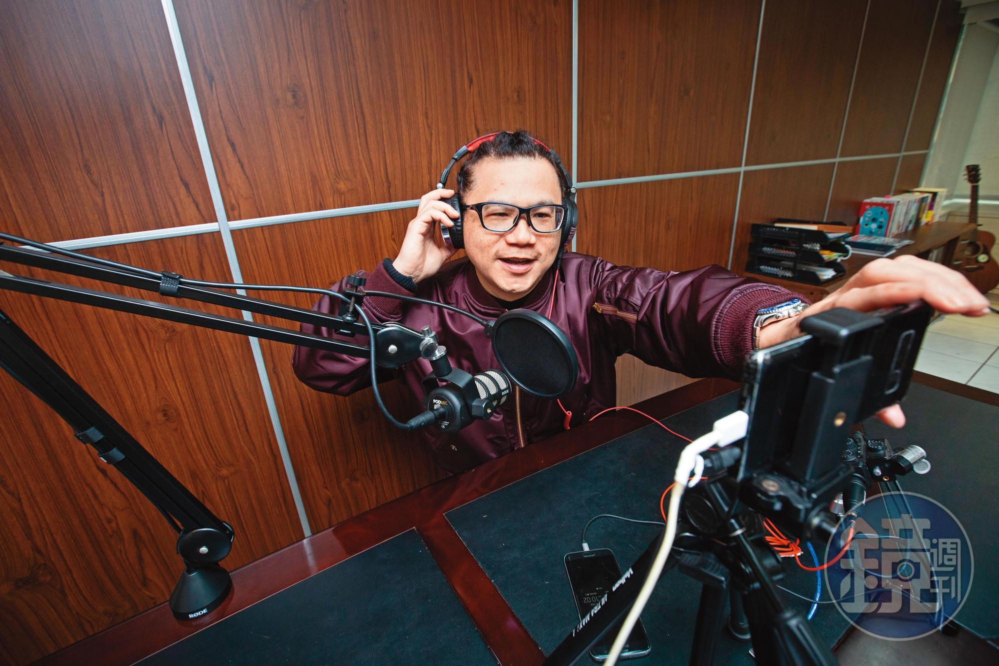 從紫南宮抱回金雞後，謝晨彥經營Podcast有聲有色，現已累積超過8萬名粉絲。