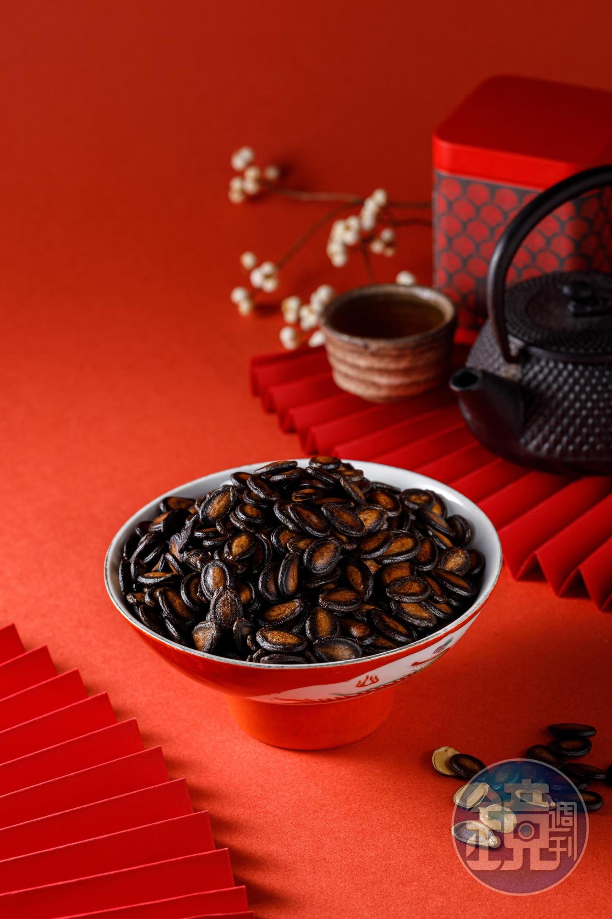 「甘草瓜子」使用AA級新鮮瓜子，粒粒飽滿、肉厚味足。（110元／290g）