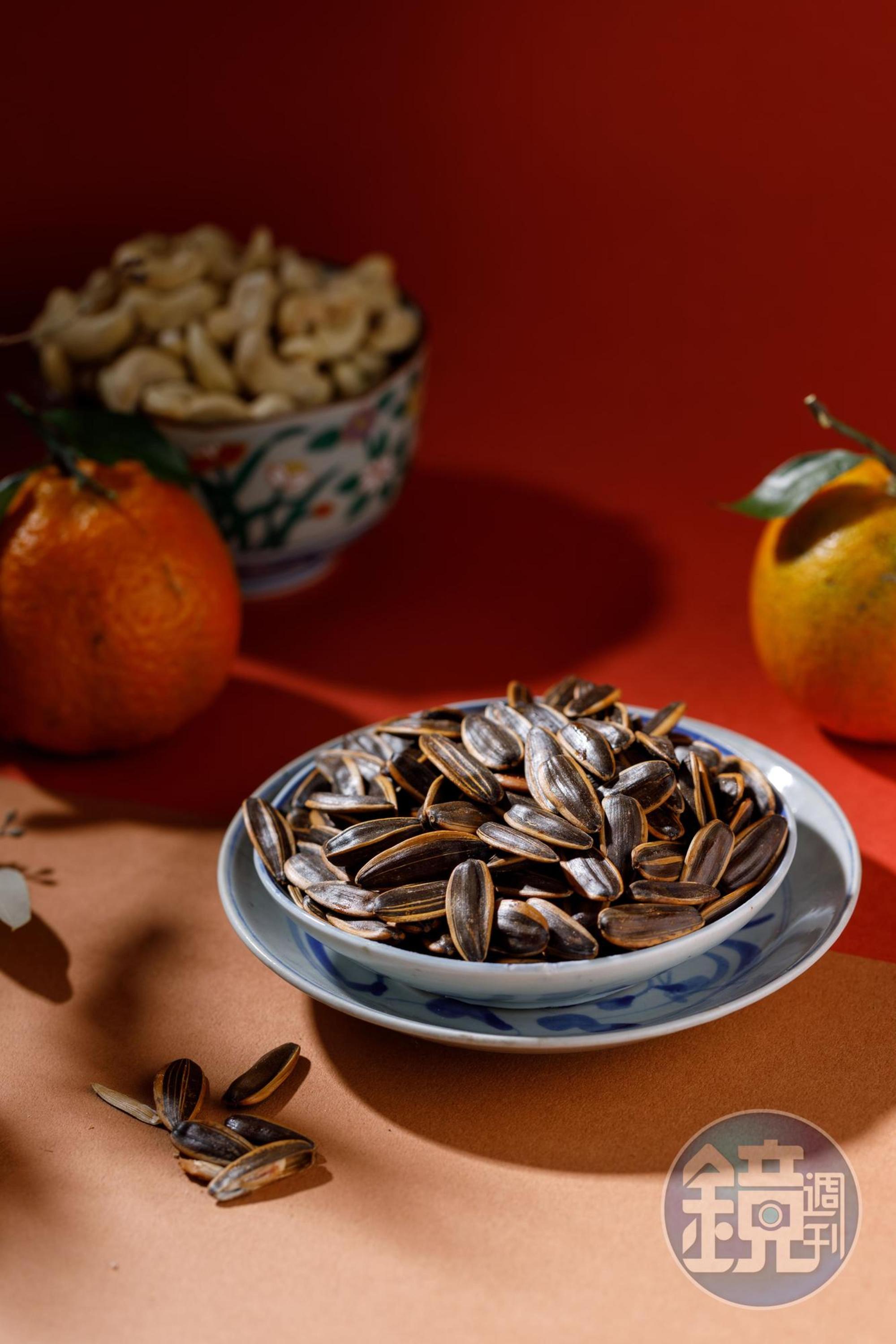 手工熬煮的「焦糖葵花子」，較於甘草瓜子少了鹽味，卻多了淡淡的焦糖香流於齒間。（80元／300g）