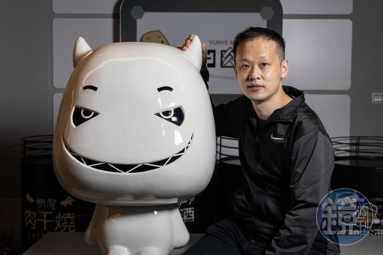 阮的肉干負責人阮啟偉與品牌形象擔當「小餓魔」。