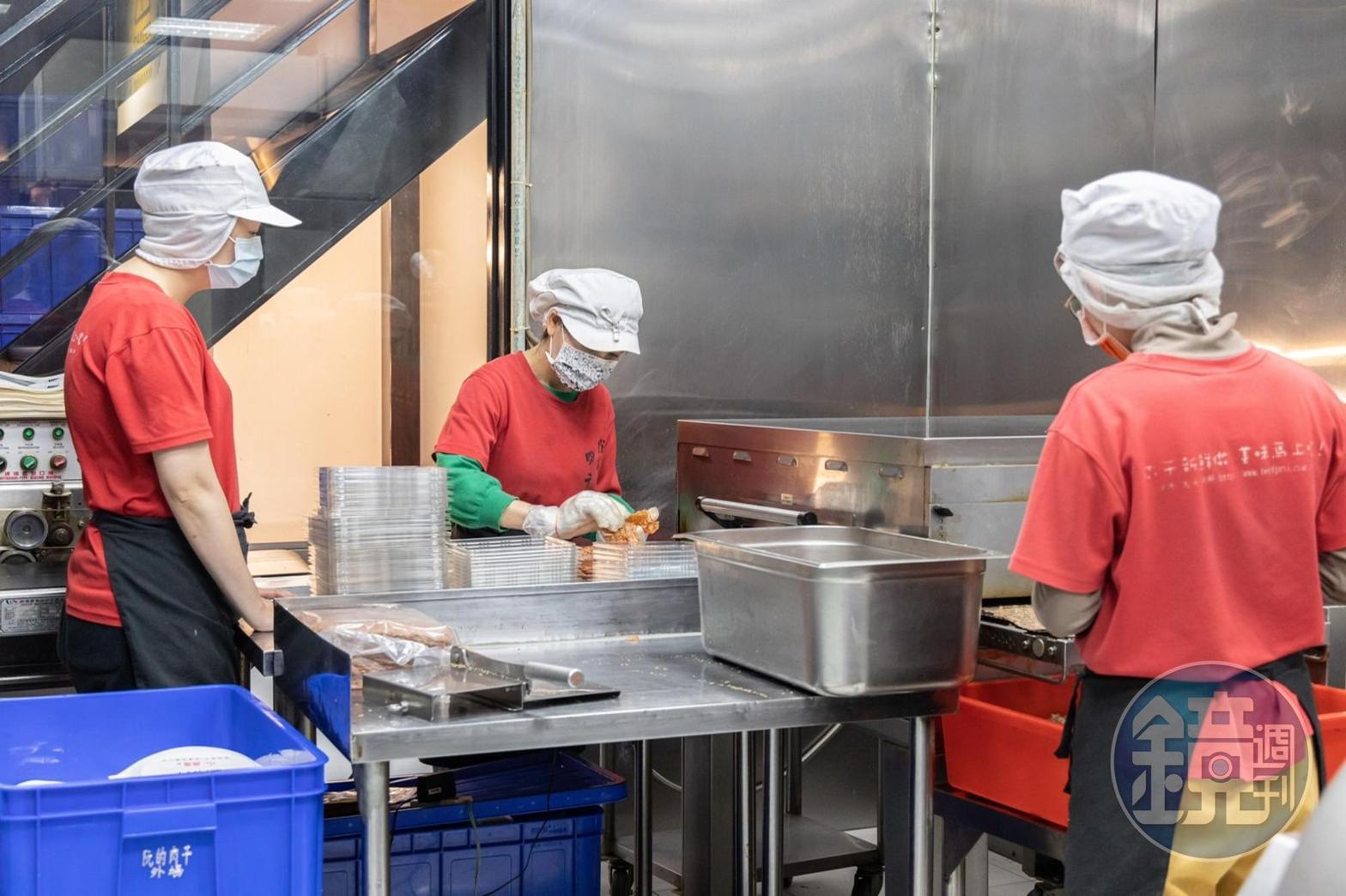 阮的肉干三重總店結合產業概念館，能看到部分產品的製作過程。