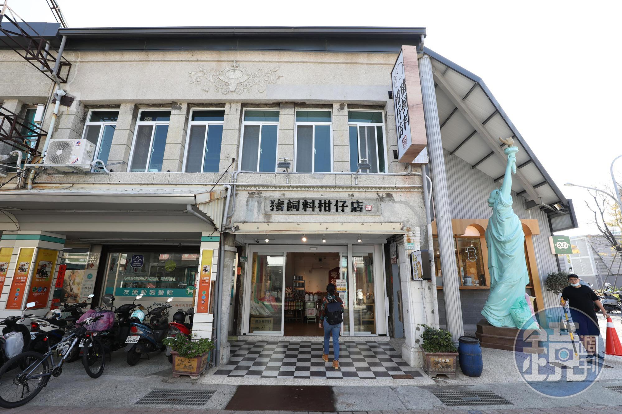 「豬飼料柑仔店」的外觀超醒目，連計程車司機都把自由女神像當地標。