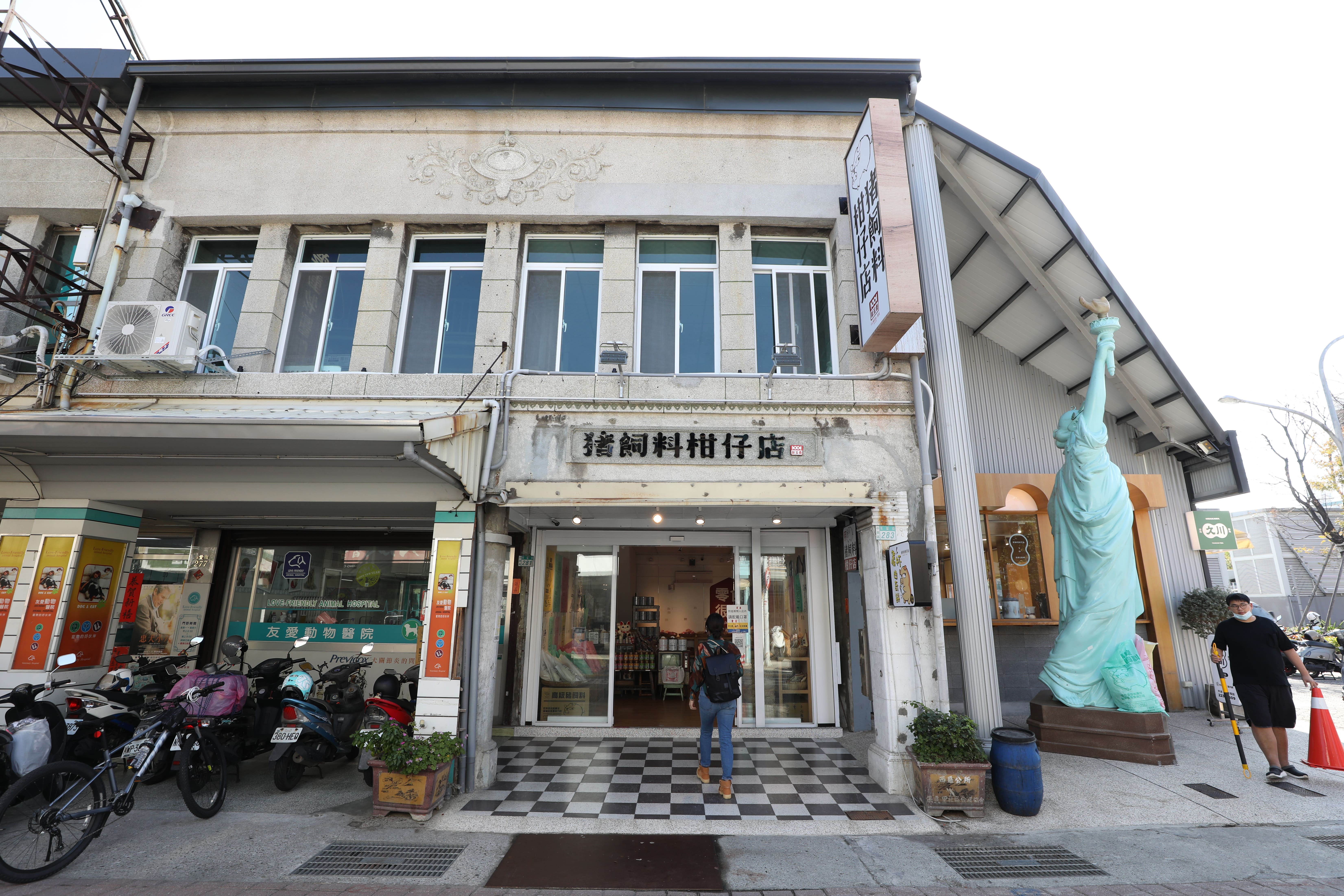 「豬飼料柑仔店」的外觀超醒目，連計程車司機都把自由女神像當地標。