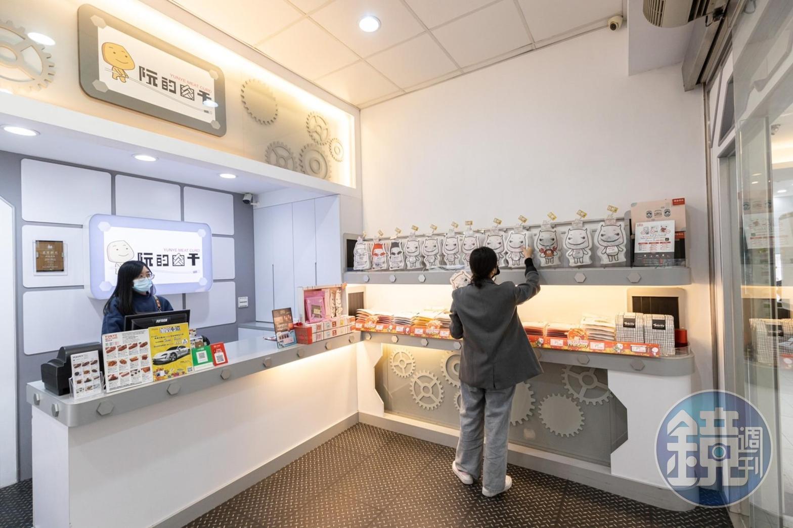 店內產品依照不同系列在架上排排站，口味多到讓人選擇困難症發作。