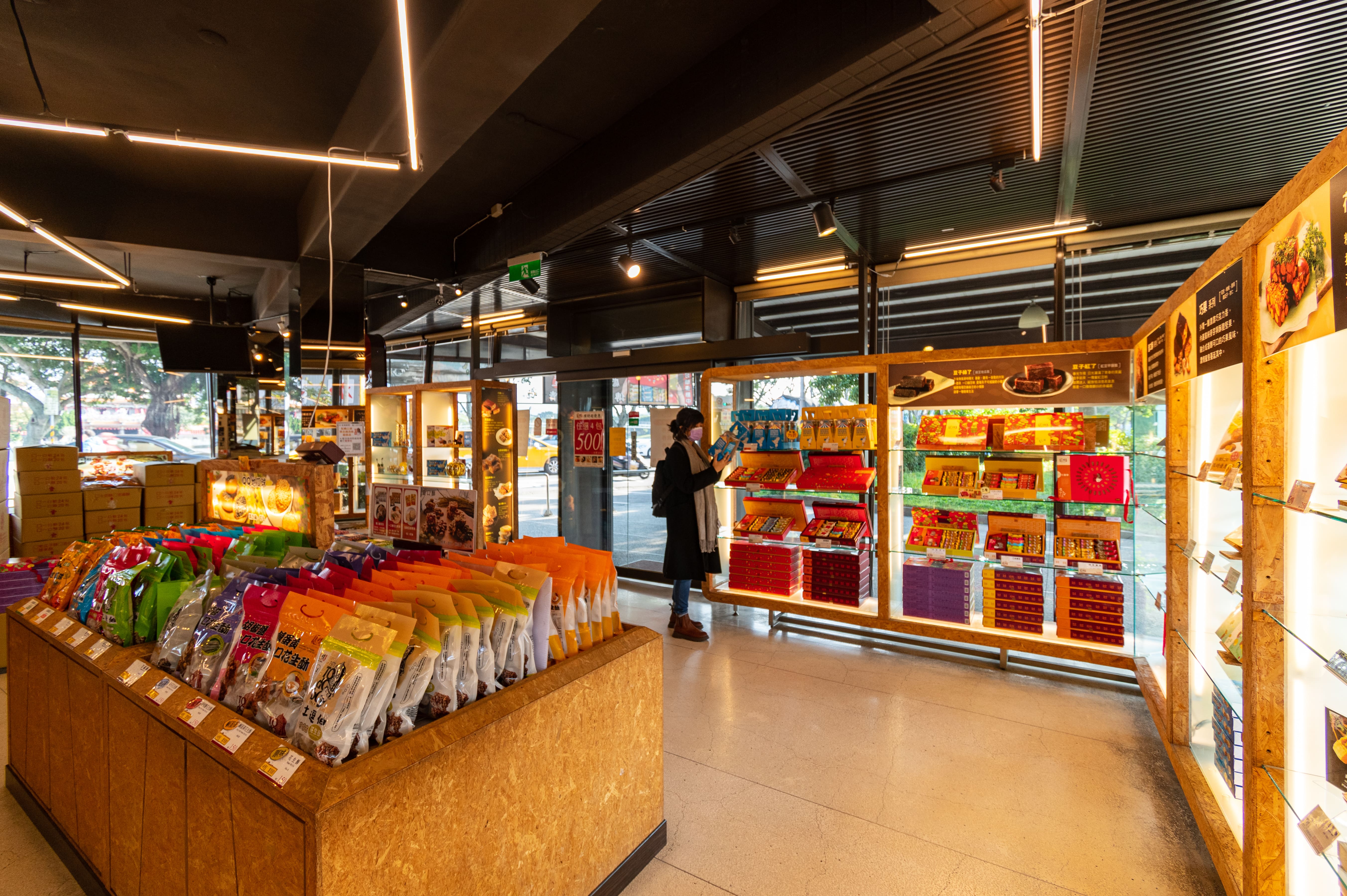 龍情花生糖的龍潭總店空間寬廣,逛起來相當舒適,品項也多到很容易塞滿購物籃。