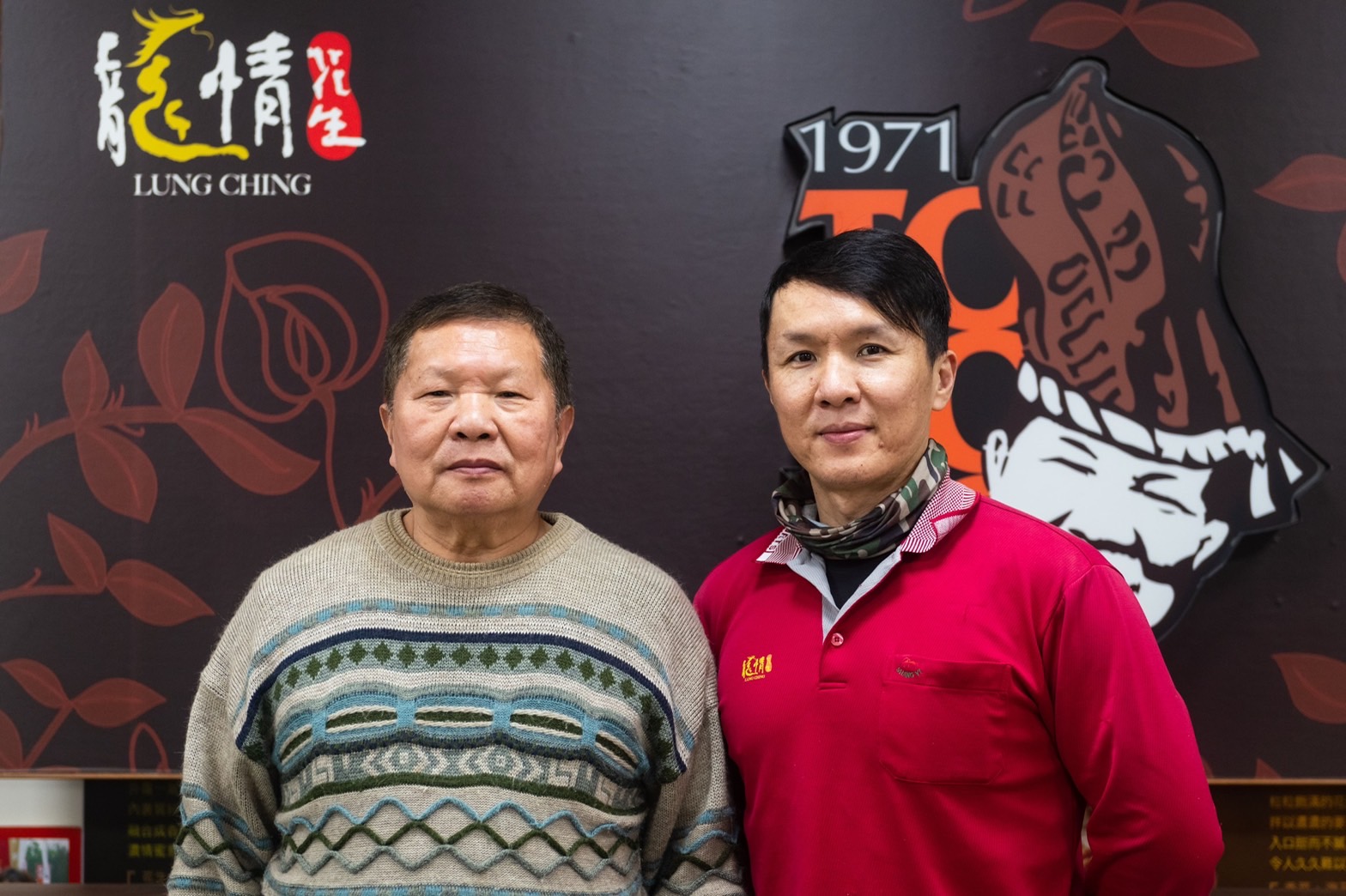 龍情花生糖創辦人温光士(左)與兒子温存傑(右),一同秉持職人精神,將龍情帶向新時代。