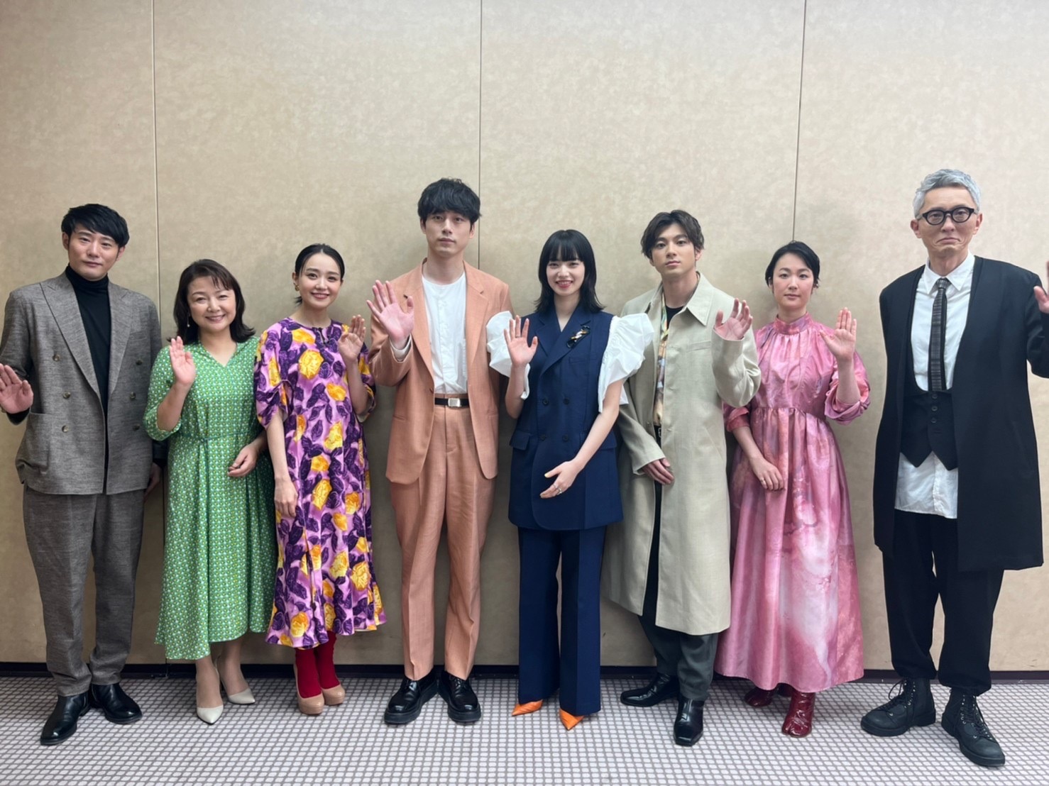 《餘命10年》導演藤井道人（左起）率領演員原日出子、奈緒、坂口健太郎、小松菜奈、山田裕貴、黒木華、松重豐出席電影記者會。（翻攝自《餘命10年》Twitter）