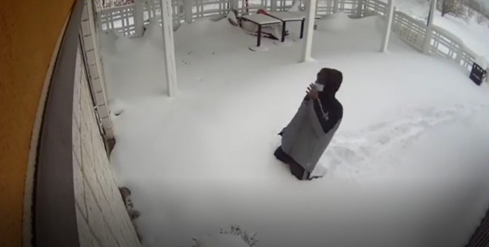 加拿大一名男子冒著風雪來到餐廳,卻發現店家打烊,失望地跪倒在地。(翻攝自Nicey's Eatery IG)