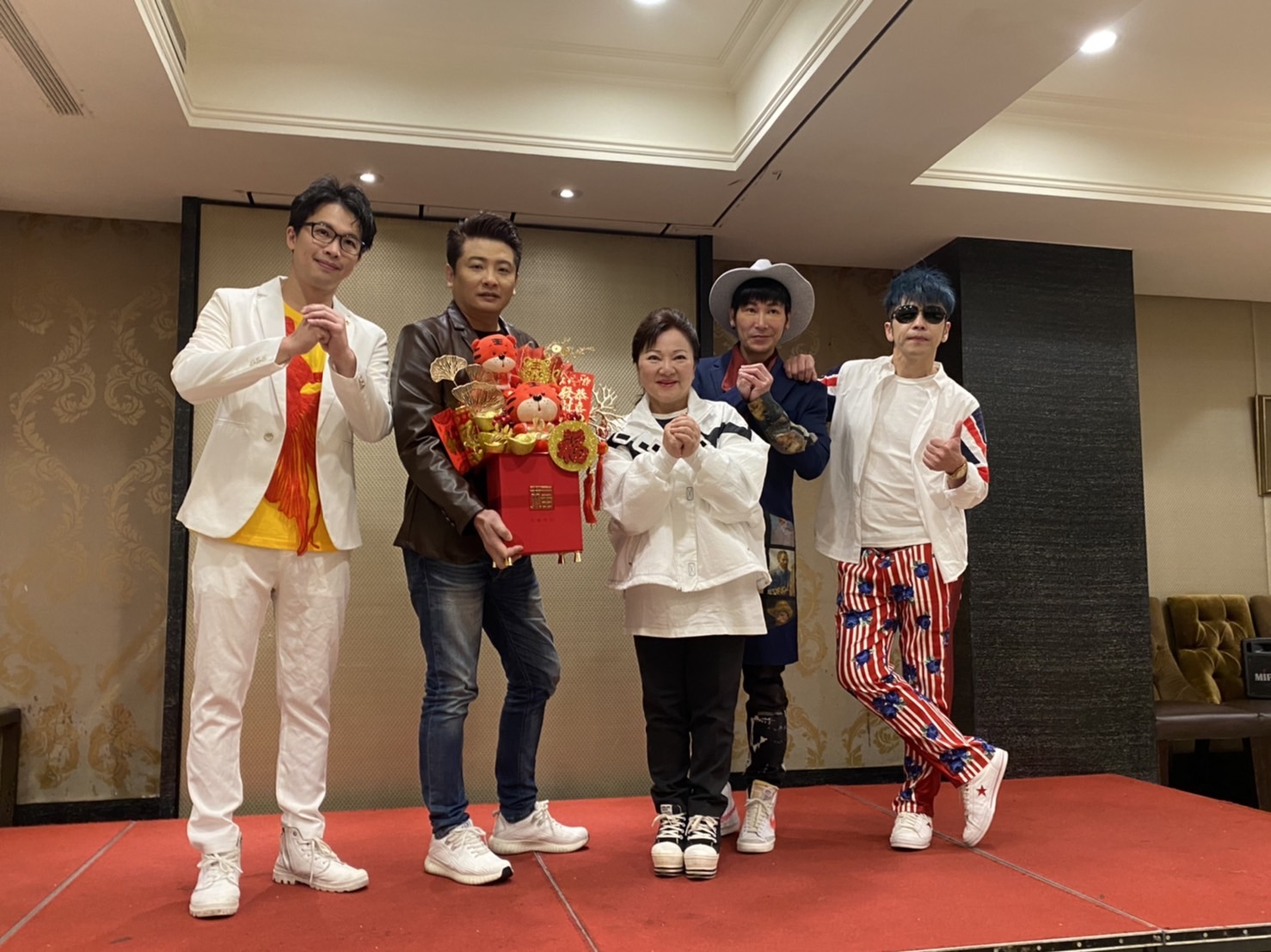 白冰冰今帶旗下藝人陳思瑋、「台一線」東諺、阿文舉辦年終餐敘。