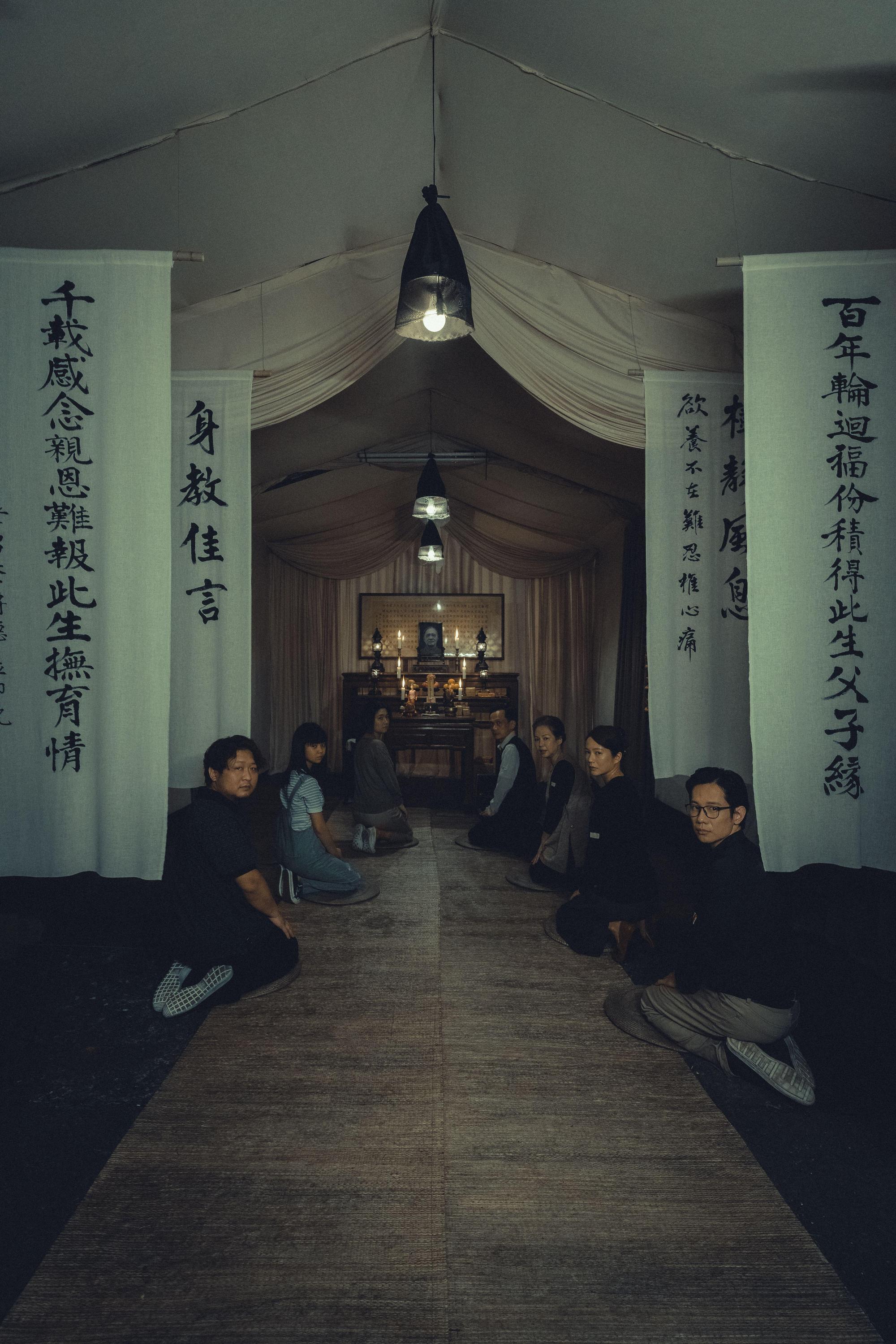 往生者死後回家敲門 眾人回頭面無表情。(皮諾丘電影提供)