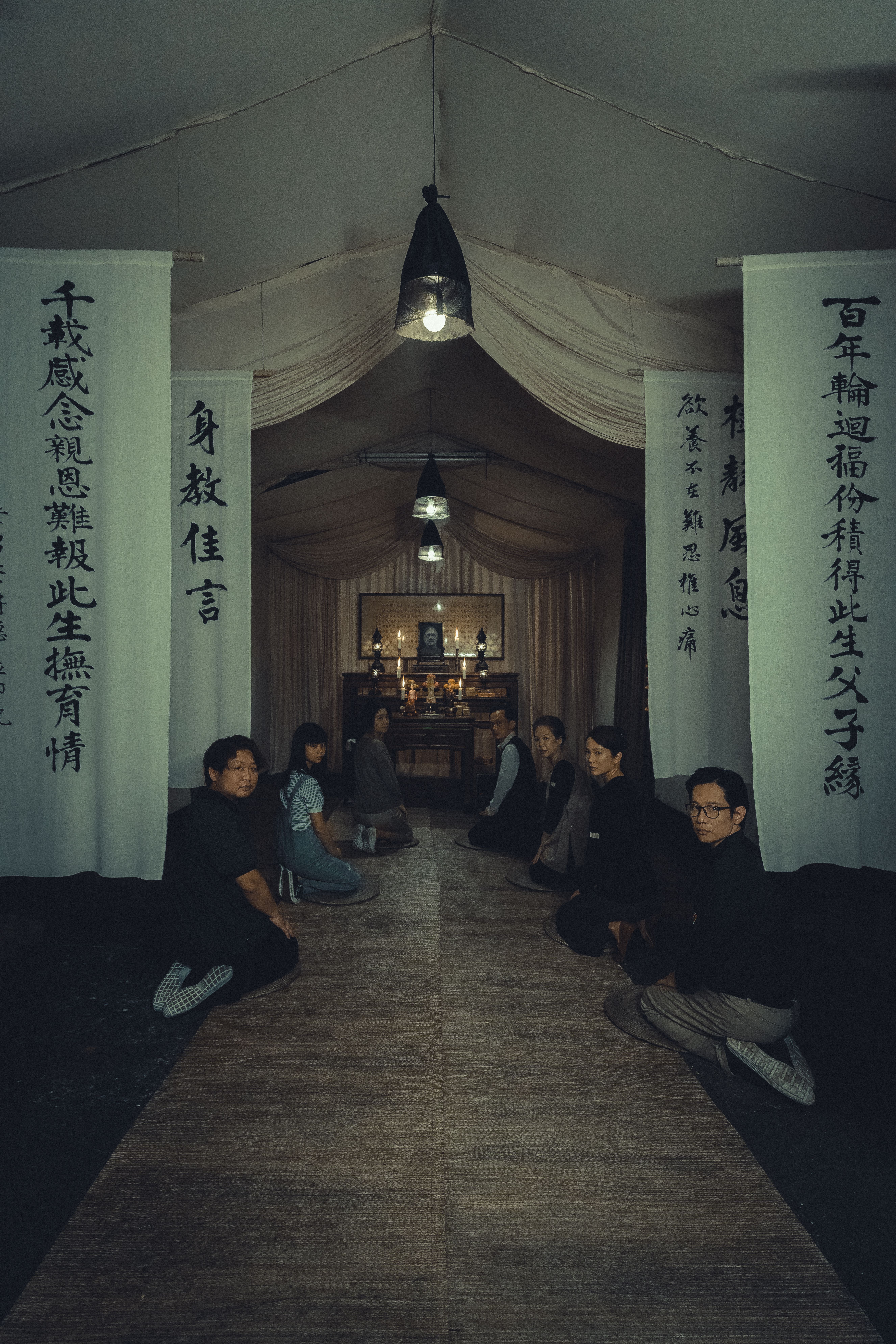 往生者死後回家敲門 眾人回頭面無表情。（皮諾丘電影提供）