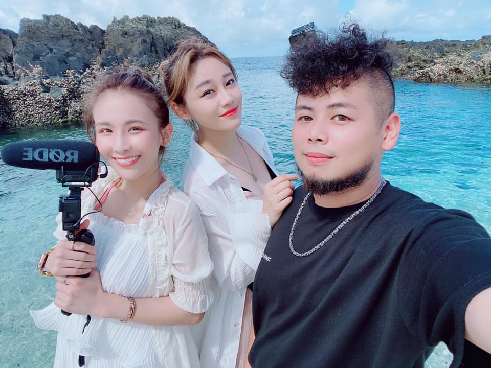 網紅游否希（右）拾獲千元大鈔卻未送警局，引起網友議論。（翻攝游否希IG）