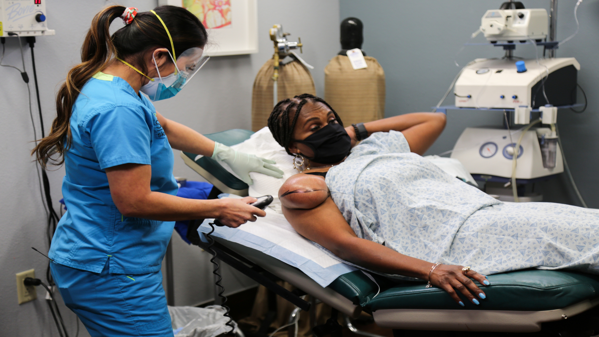 珊卓拉李擠爆痘痘、粉刺的影片雖然不美觀甚至噁爆,但被許多網友封為「紓壓爽片」。(myVideo提供)