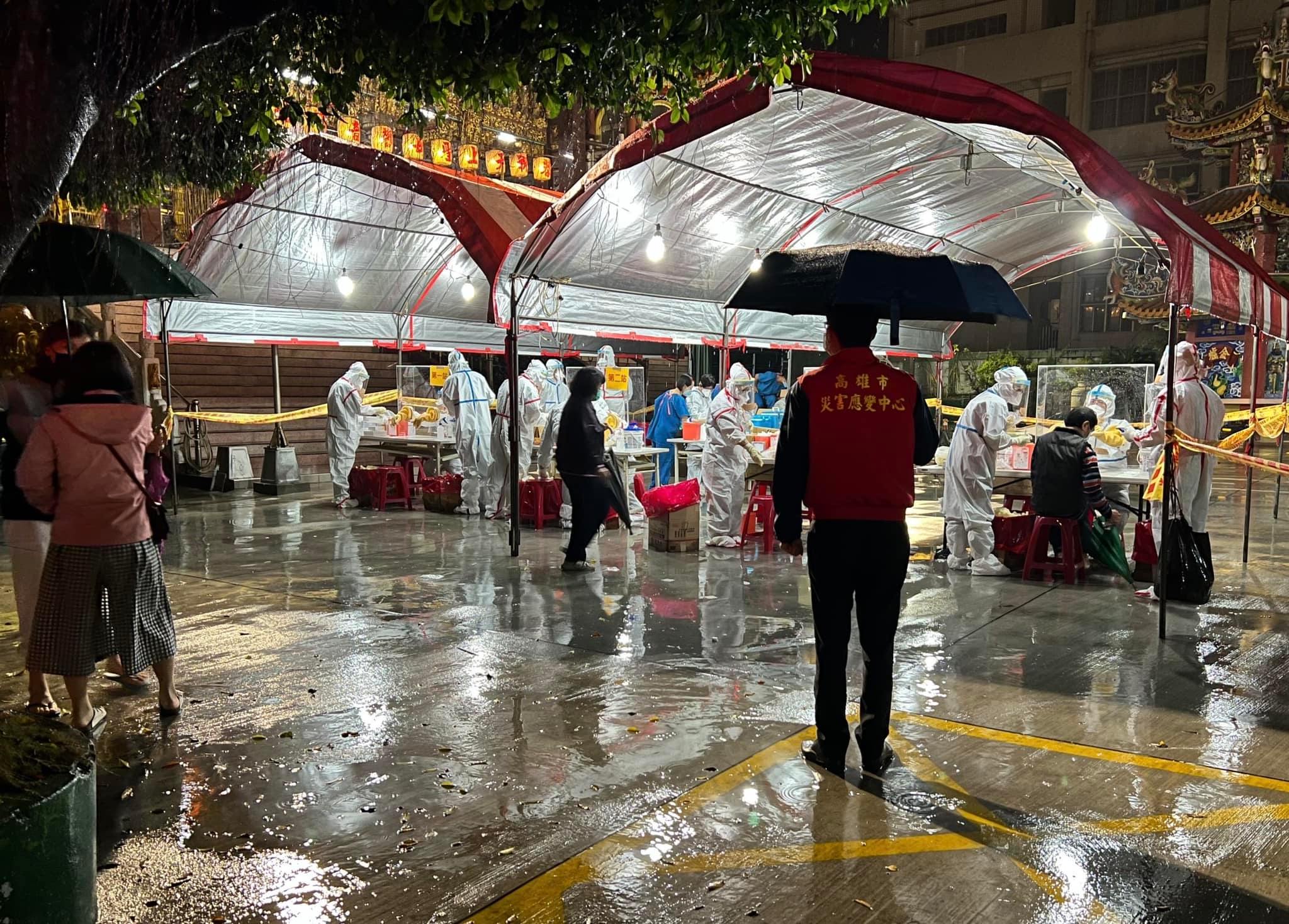 高雄新光輪群聚案持續延燒，為了全力防堵病毒傳播到社區，市政府已採取「疫調」跟「擴大篩檢」的策略。（翻攝自陳其邁臉書）