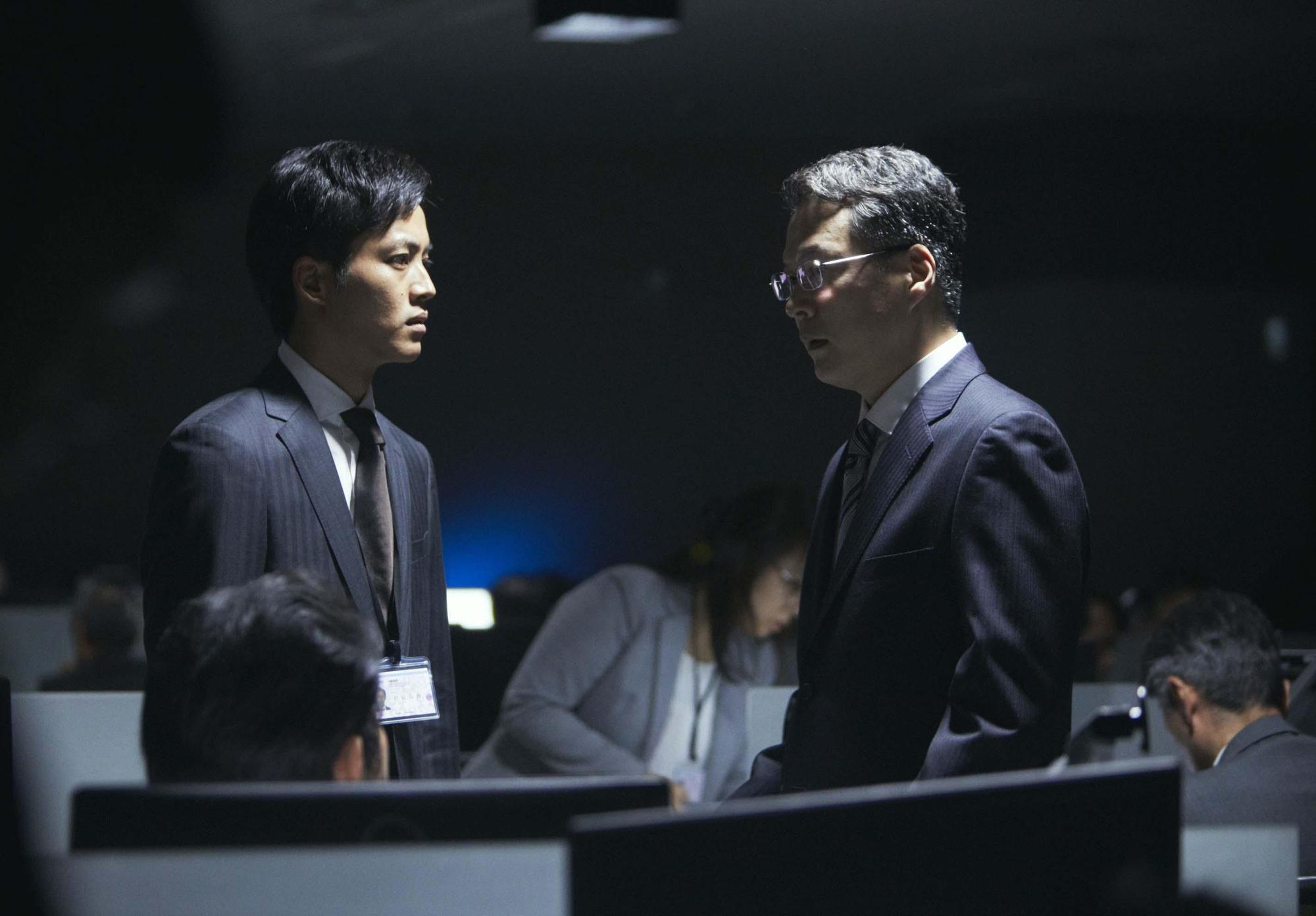 田中哲司(右)在電影版《新聞記者》中飾演松坂桃李的上司,他也以相同角色現身同名劇集。(天馬行空提供)